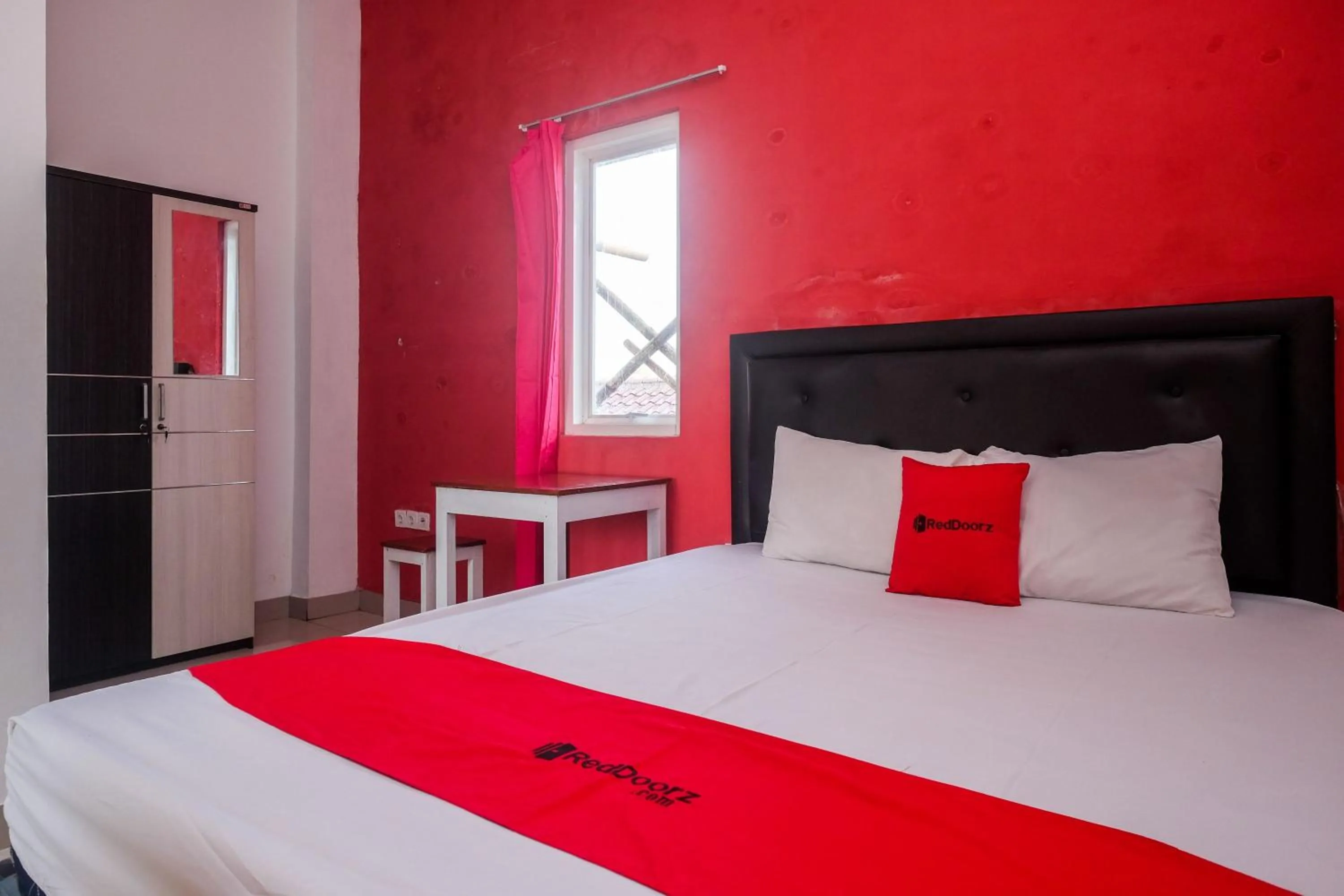 Bedroom, Bed in RedDoorz near Pakuwon Mall Solo Baru