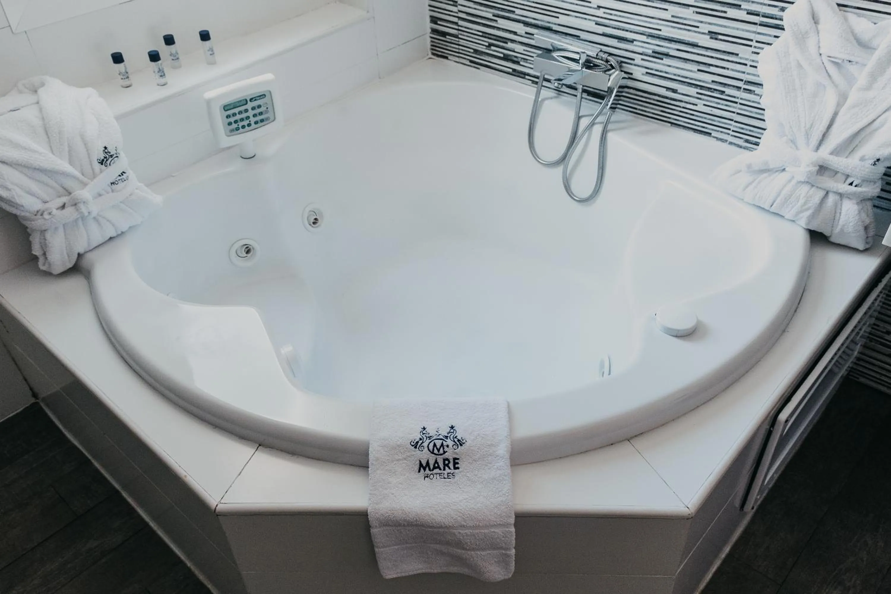 Hot Tub in Mare Hotel