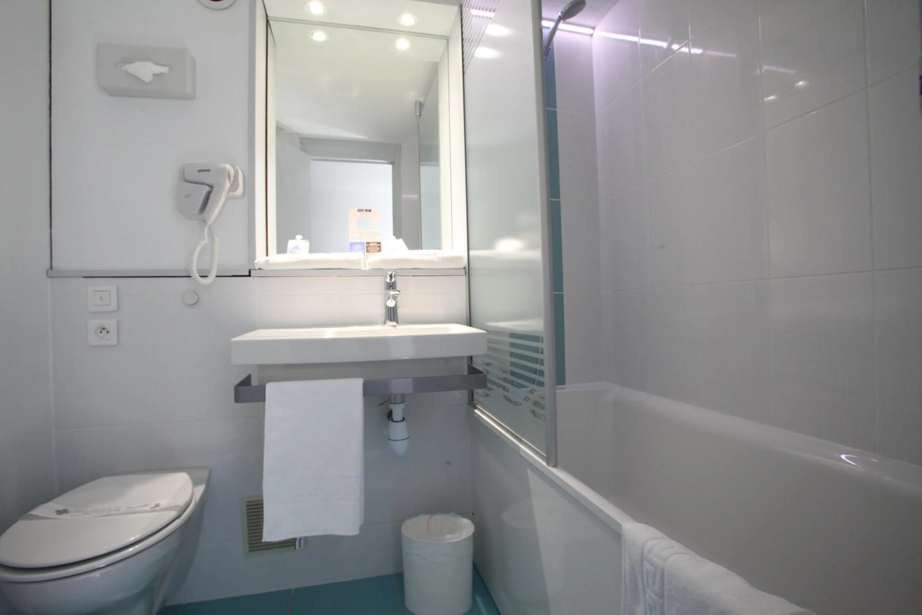 Bathroom in Kyriad Nancy Sud - Ludres