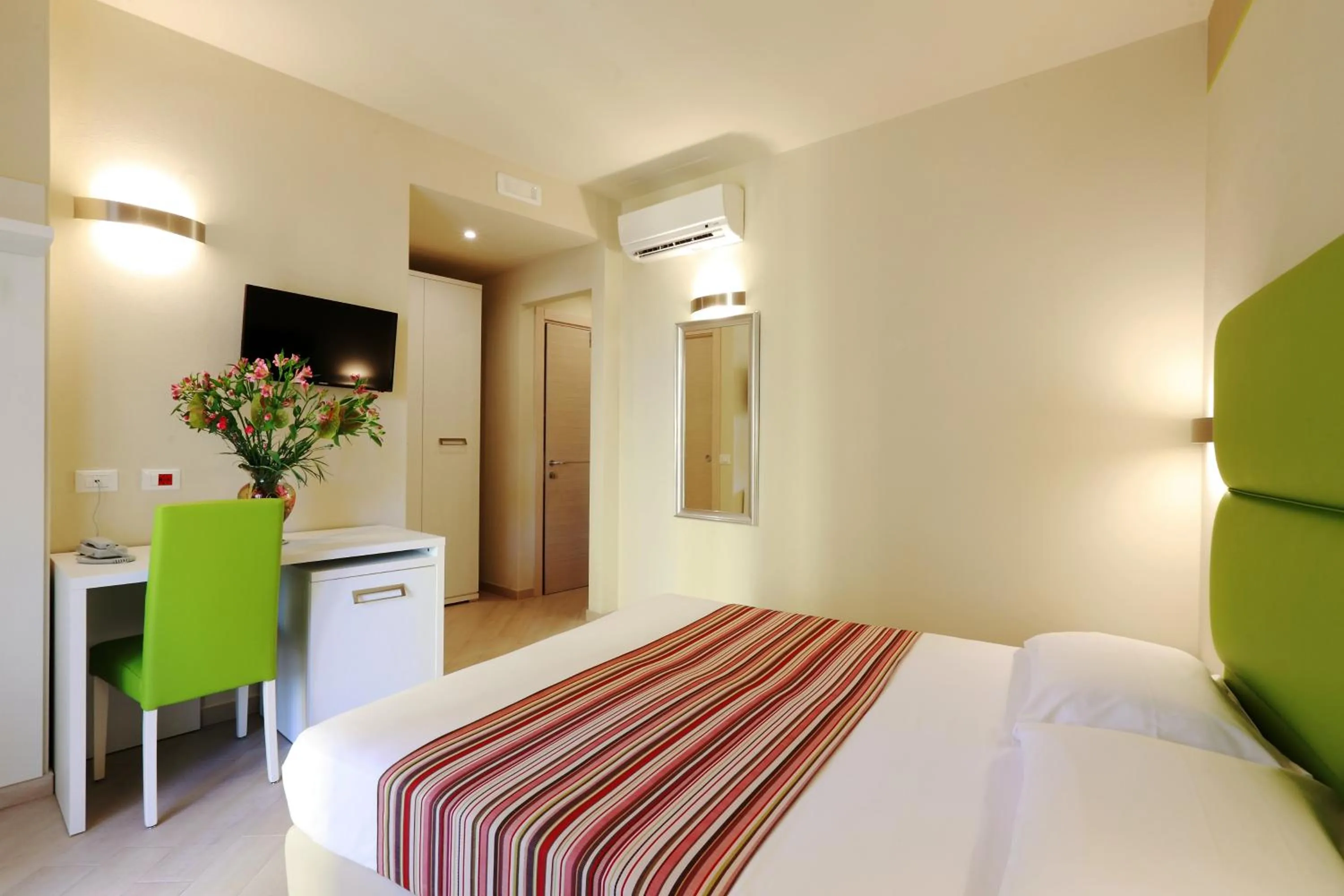 Photo of the whole room, Bed in Hotel Souvenir