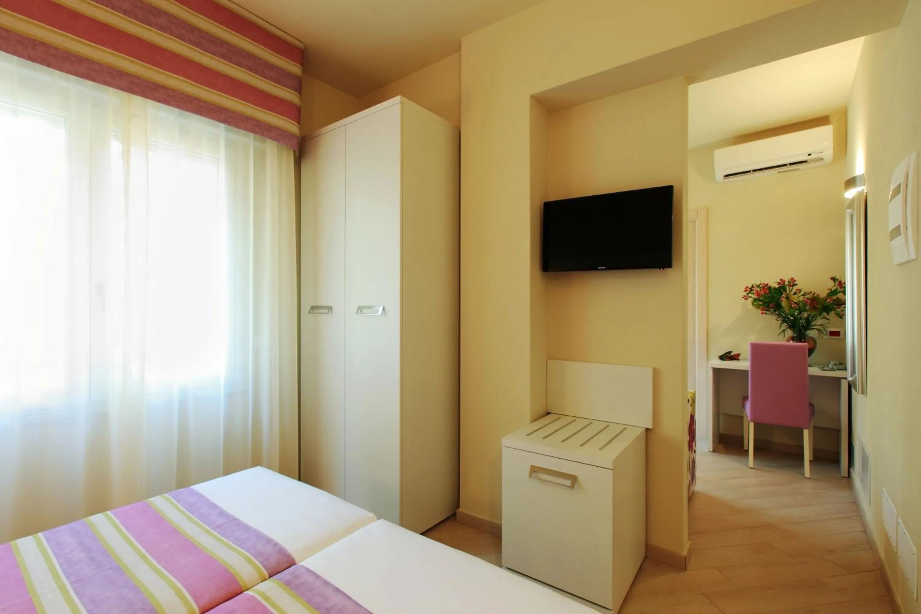 Photo of the whole room, Bed in Hotel Souvenir