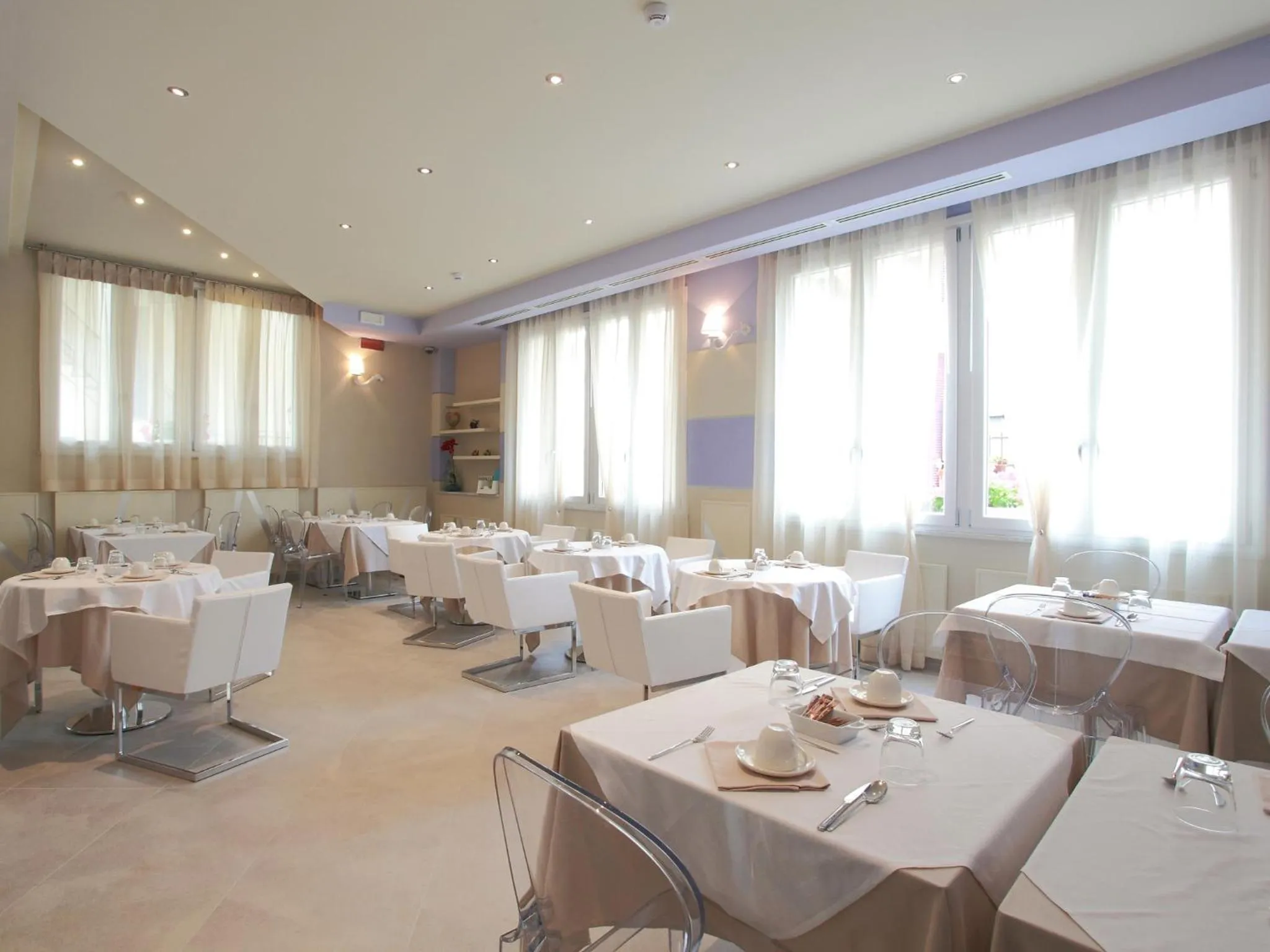 Restaurant/places to eat in Hotel Souvenir