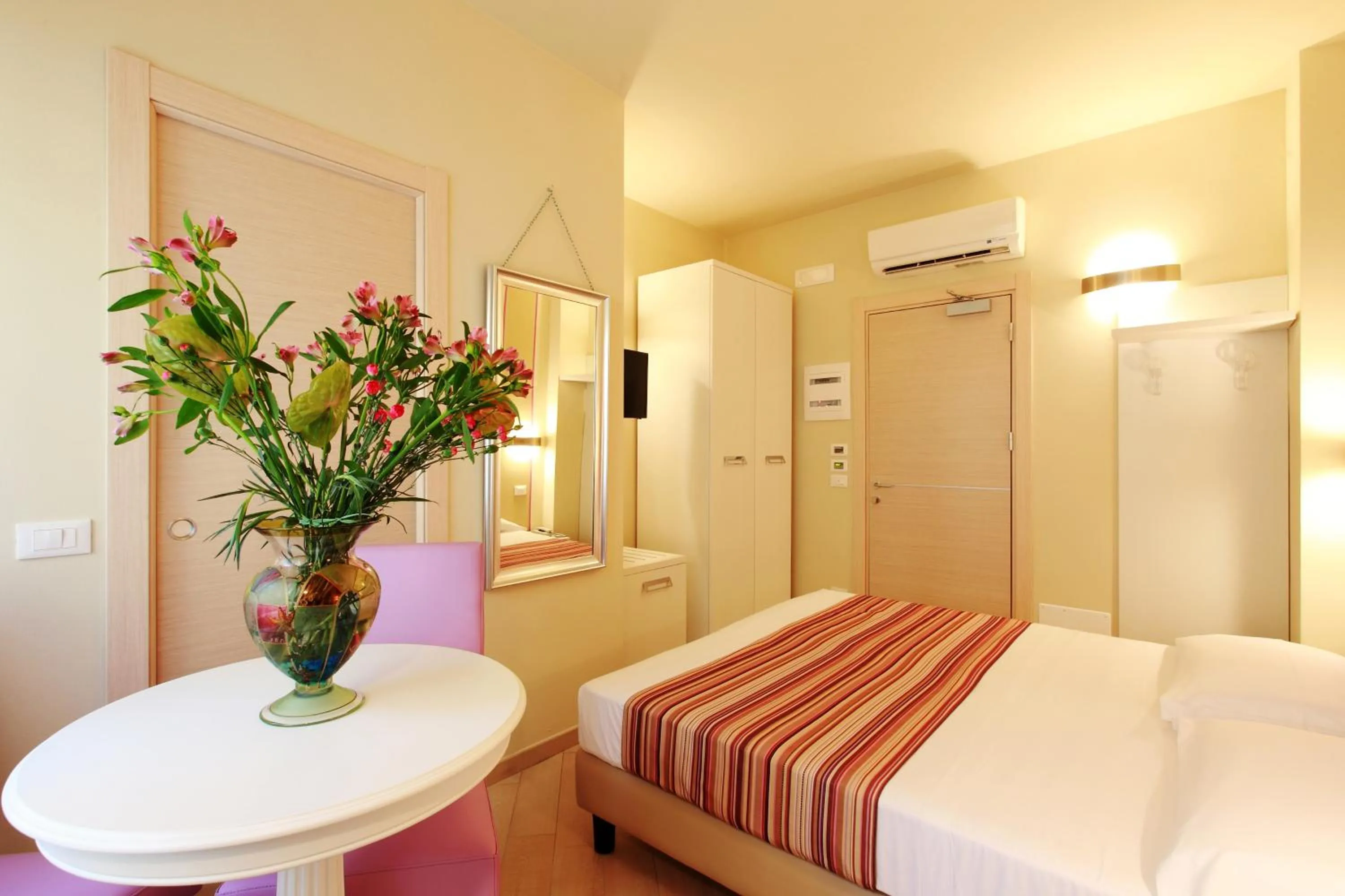 Photo of the whole room, Bed in Hotel Souvenir