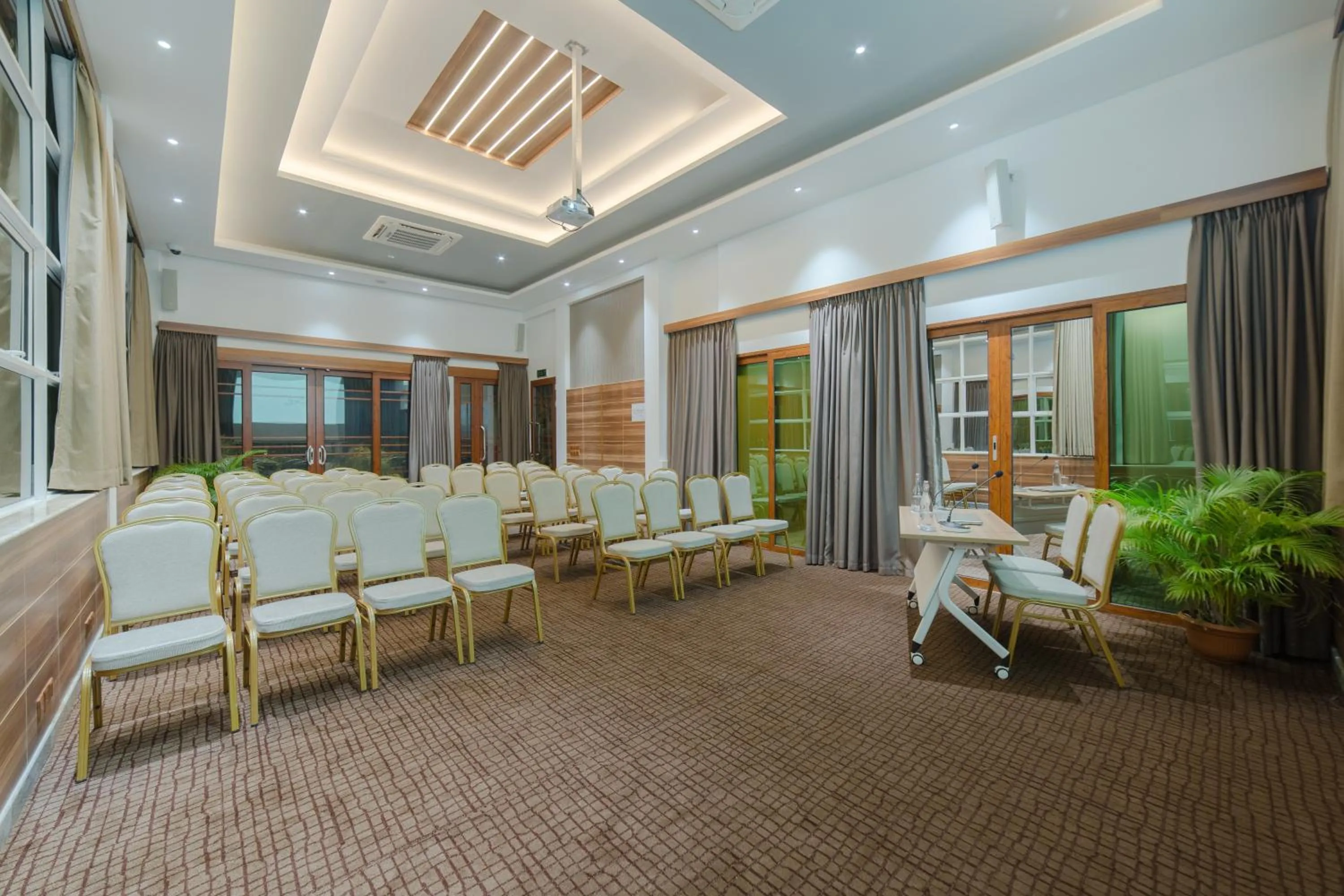 Business facilities in Samann Host