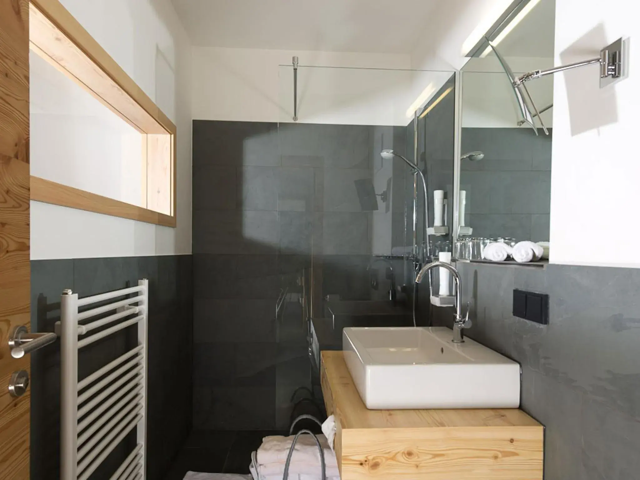 Double Room with Balcony or Terrace and Mountain View in Alpinhotel Pacheiner Double Room with Balcony or Terrace and Mountain View in Alpinhotel Pacheiner