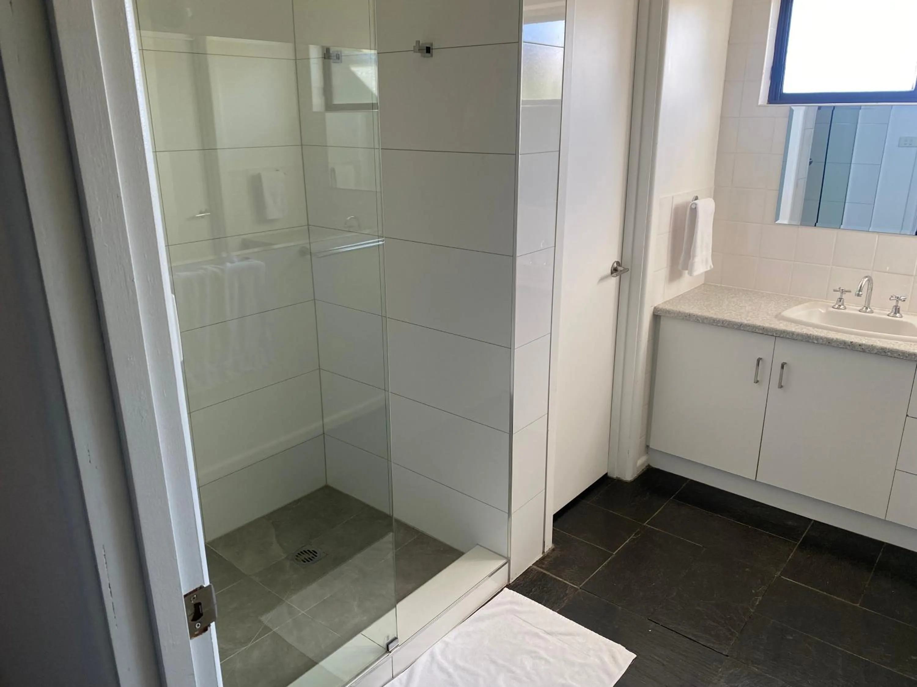 Shower in Tatura Country Motel