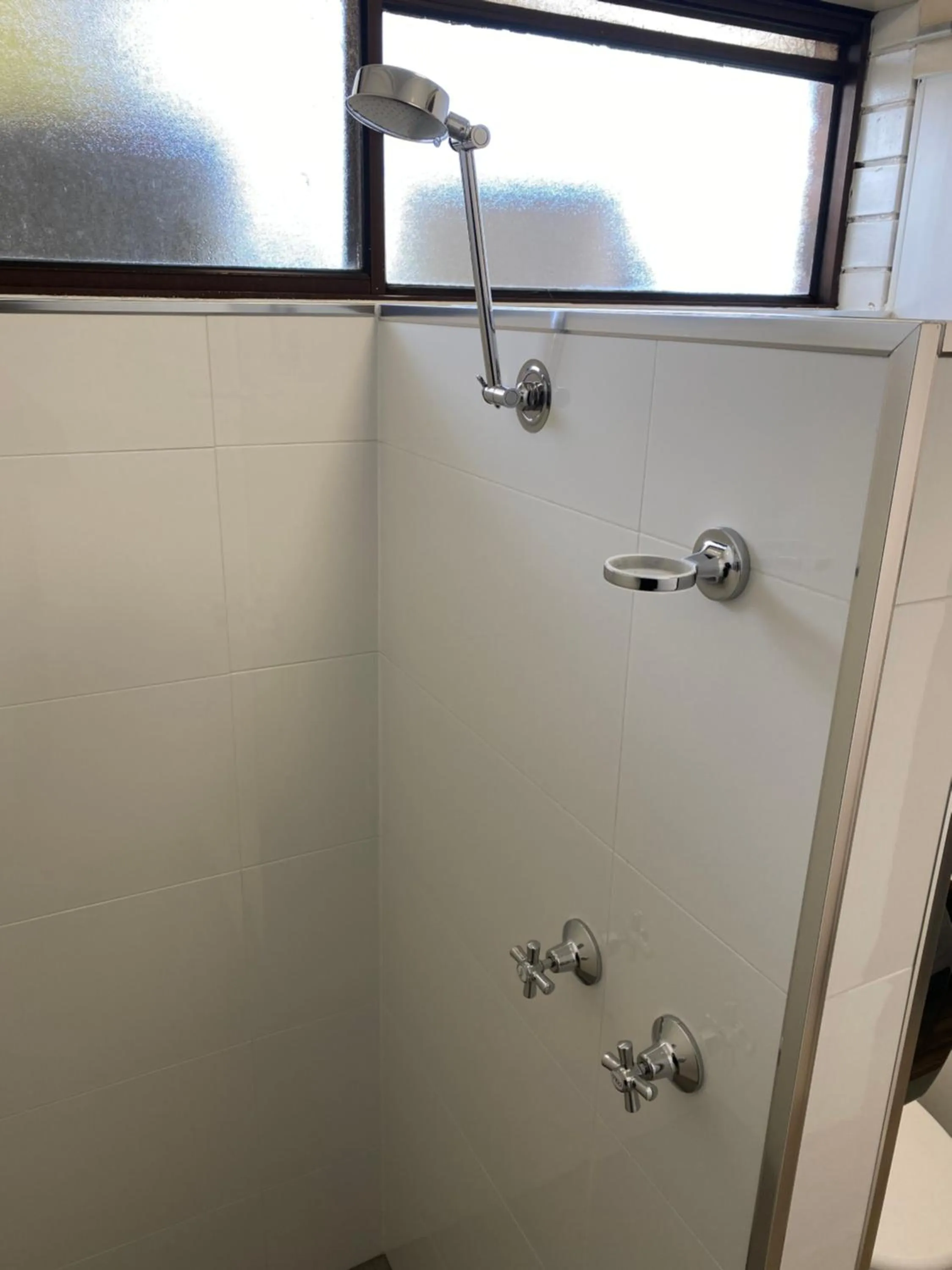 Shower in Tatura Country Motel
