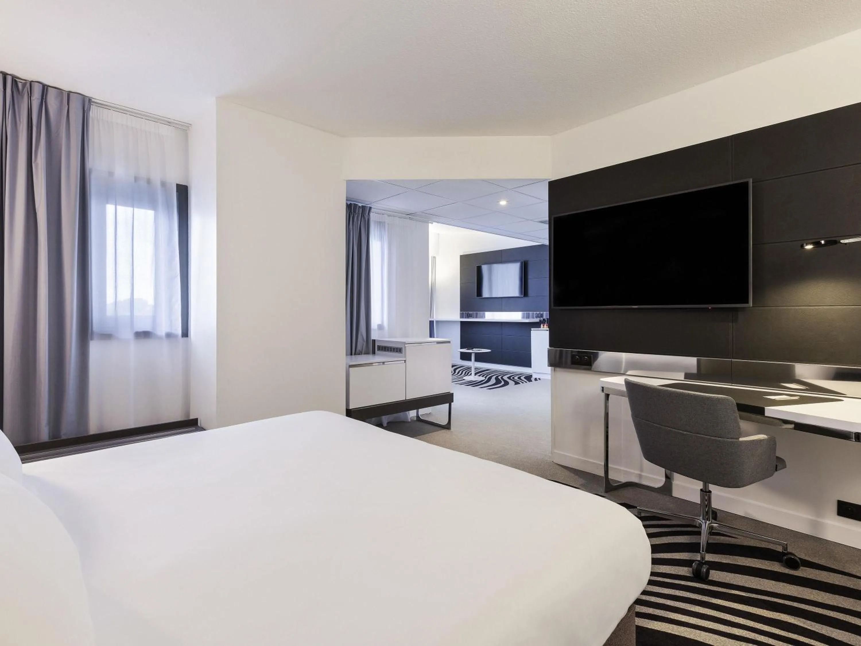 Bedroom, Bed in Novotel Tours Centre Gare