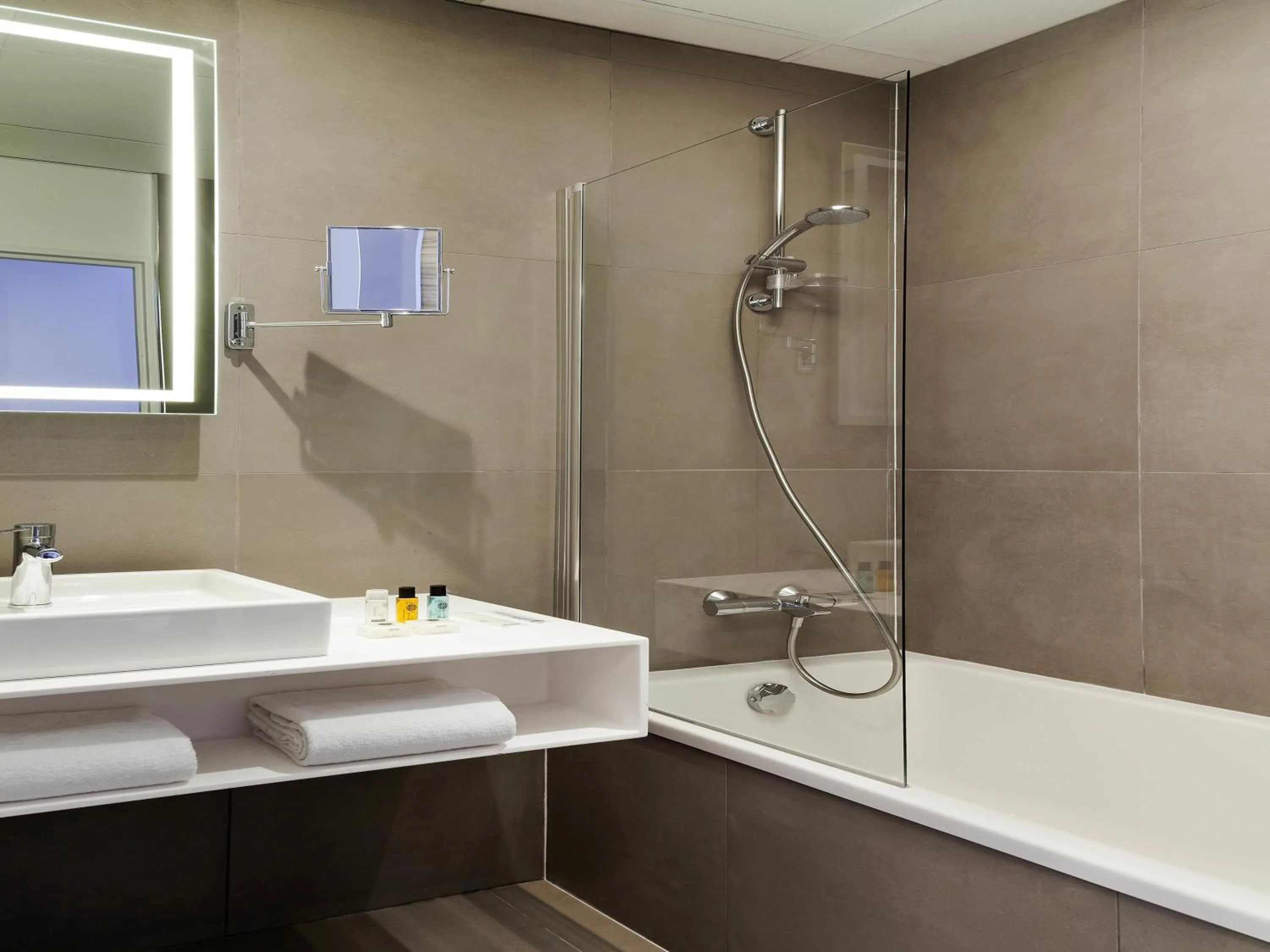 Bedroom in Novotel Tours Centre Gare