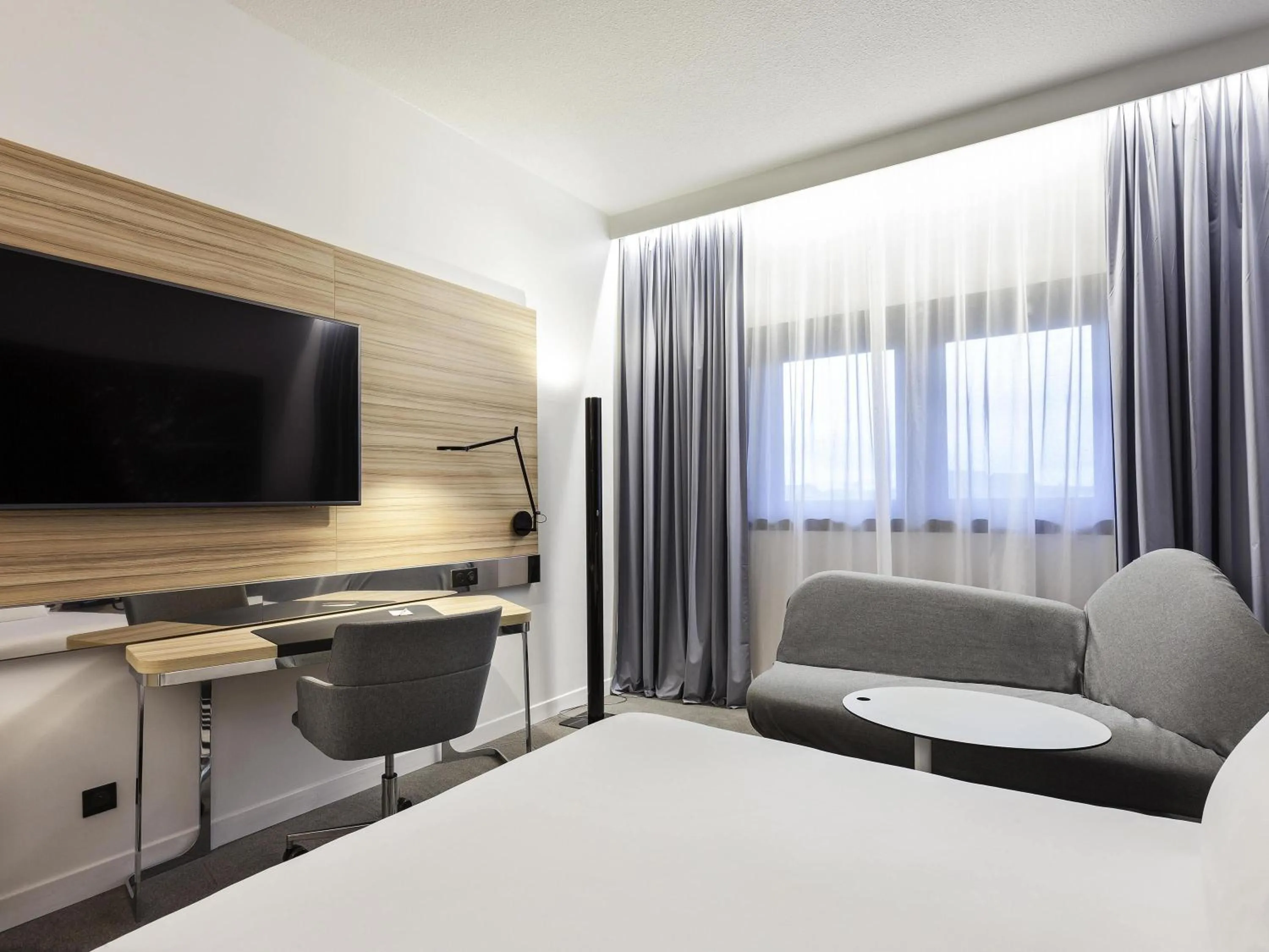 Bedroom, Bed in Novotel Tours Centre Gare