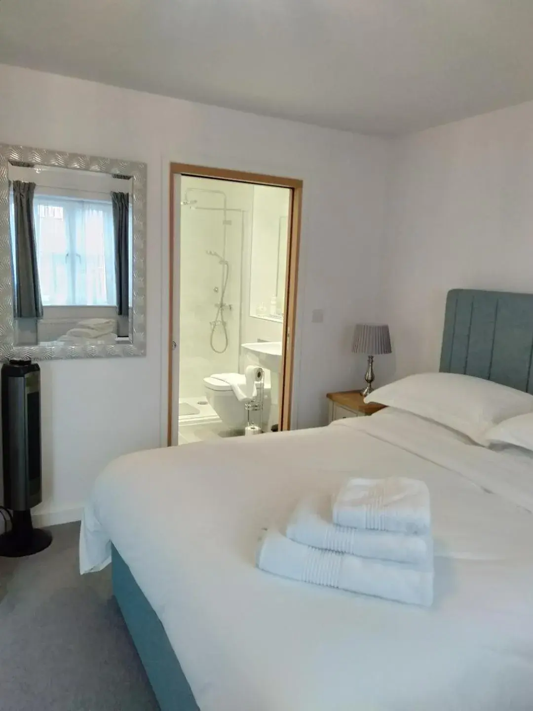 Deluxe Double Room with Shower - single occupancy in Prestbury Bed & Breakfast Deluxe Double Room with Shower - single occupancy in Prestbury Bed & Breakfast
