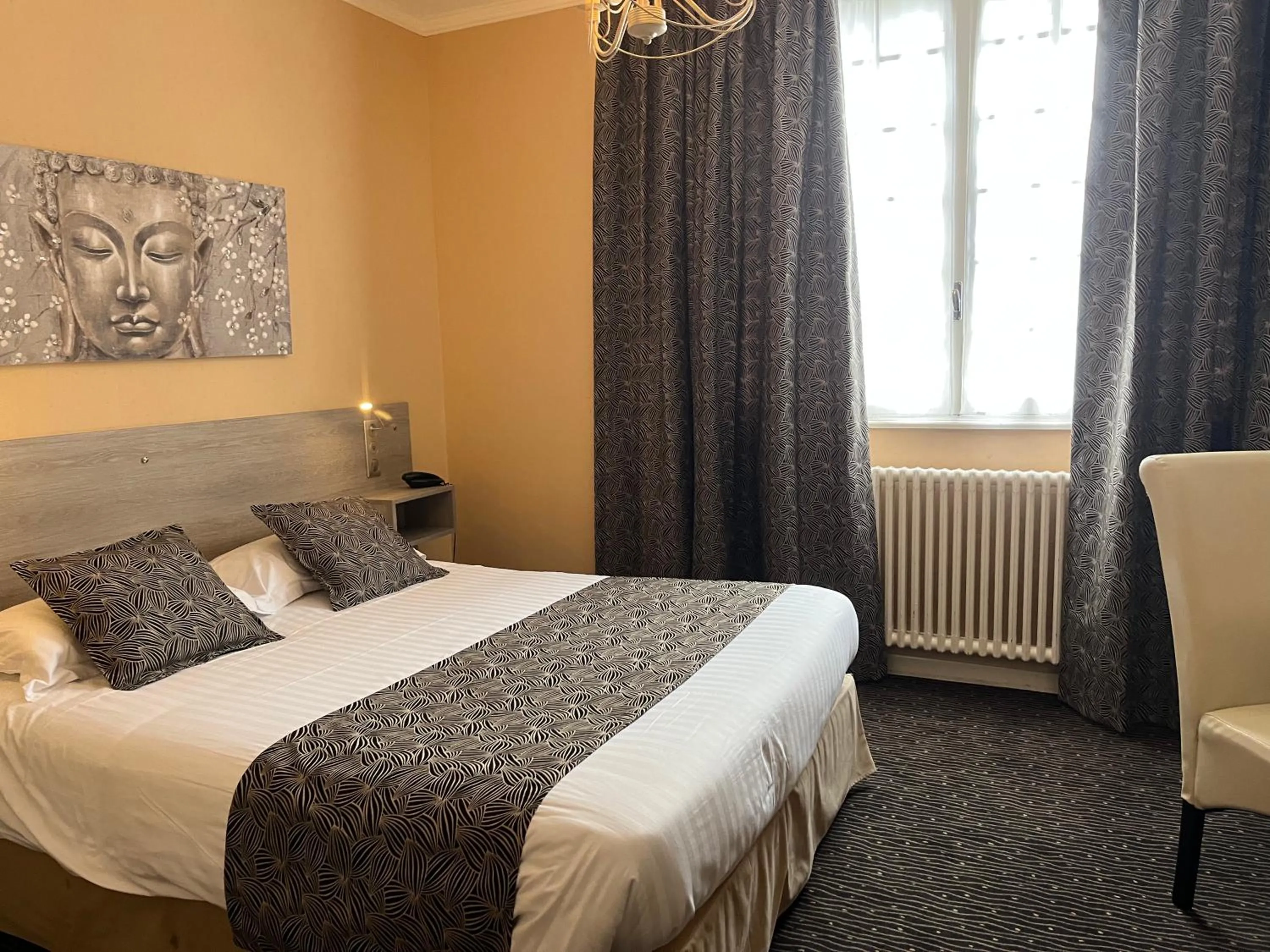 Bed in Logis La Thomasse