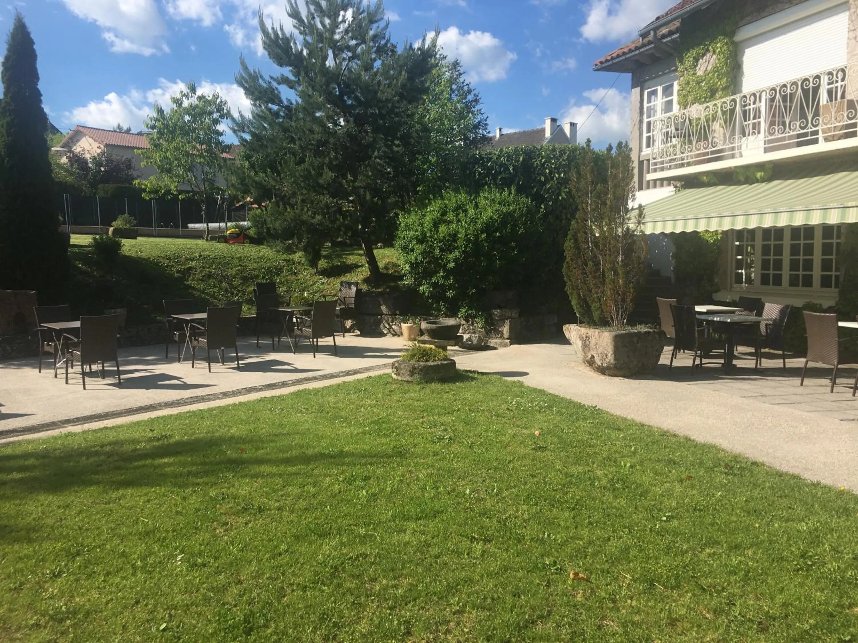 Garden view in Logis La Thomasse