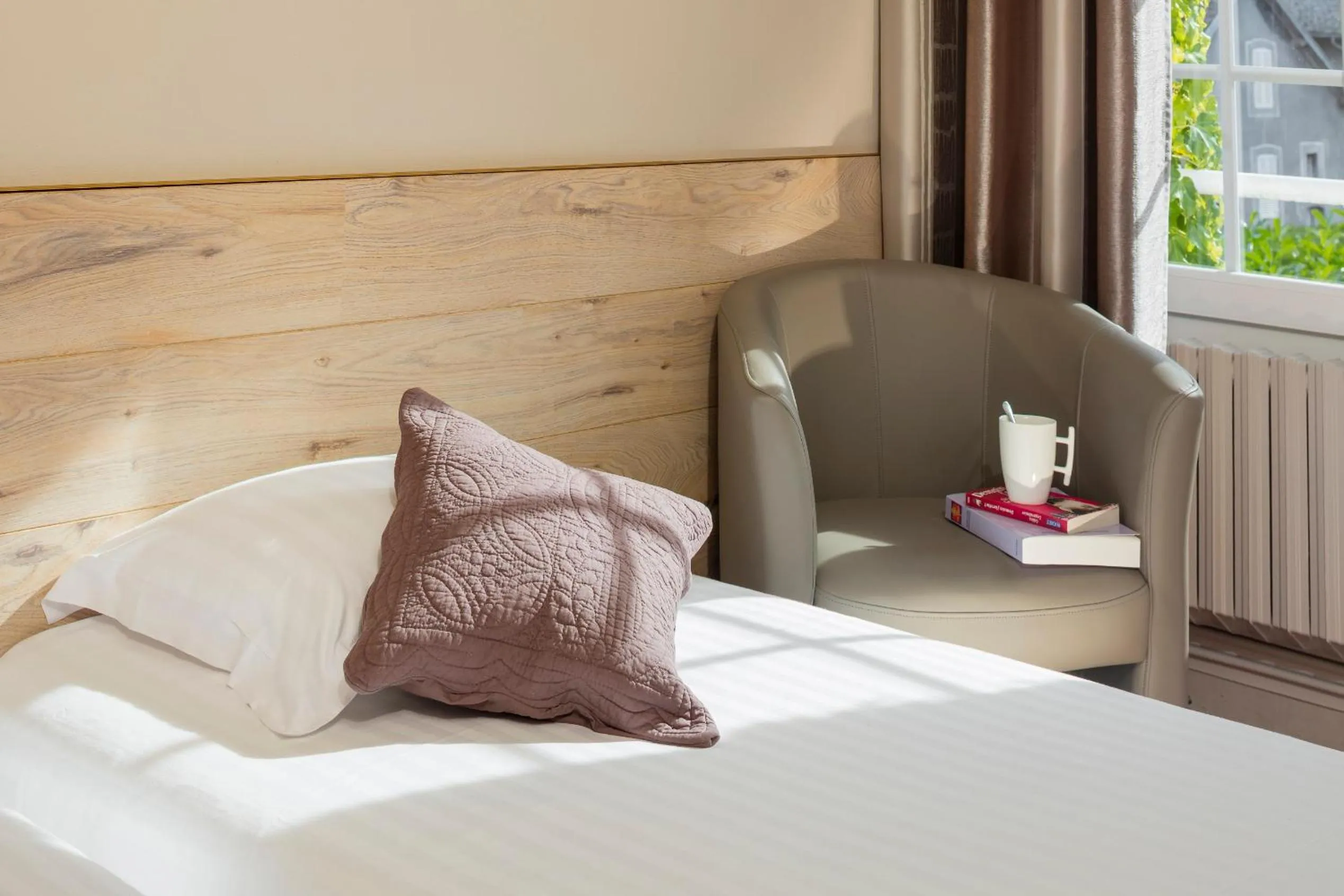 Garden view, Bed in Logis La Thomasse