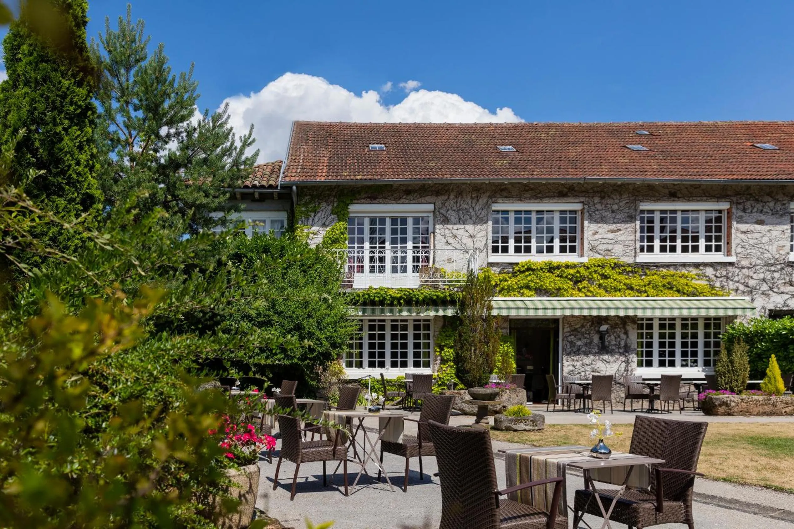 Garden view in Logis La Thomasse
