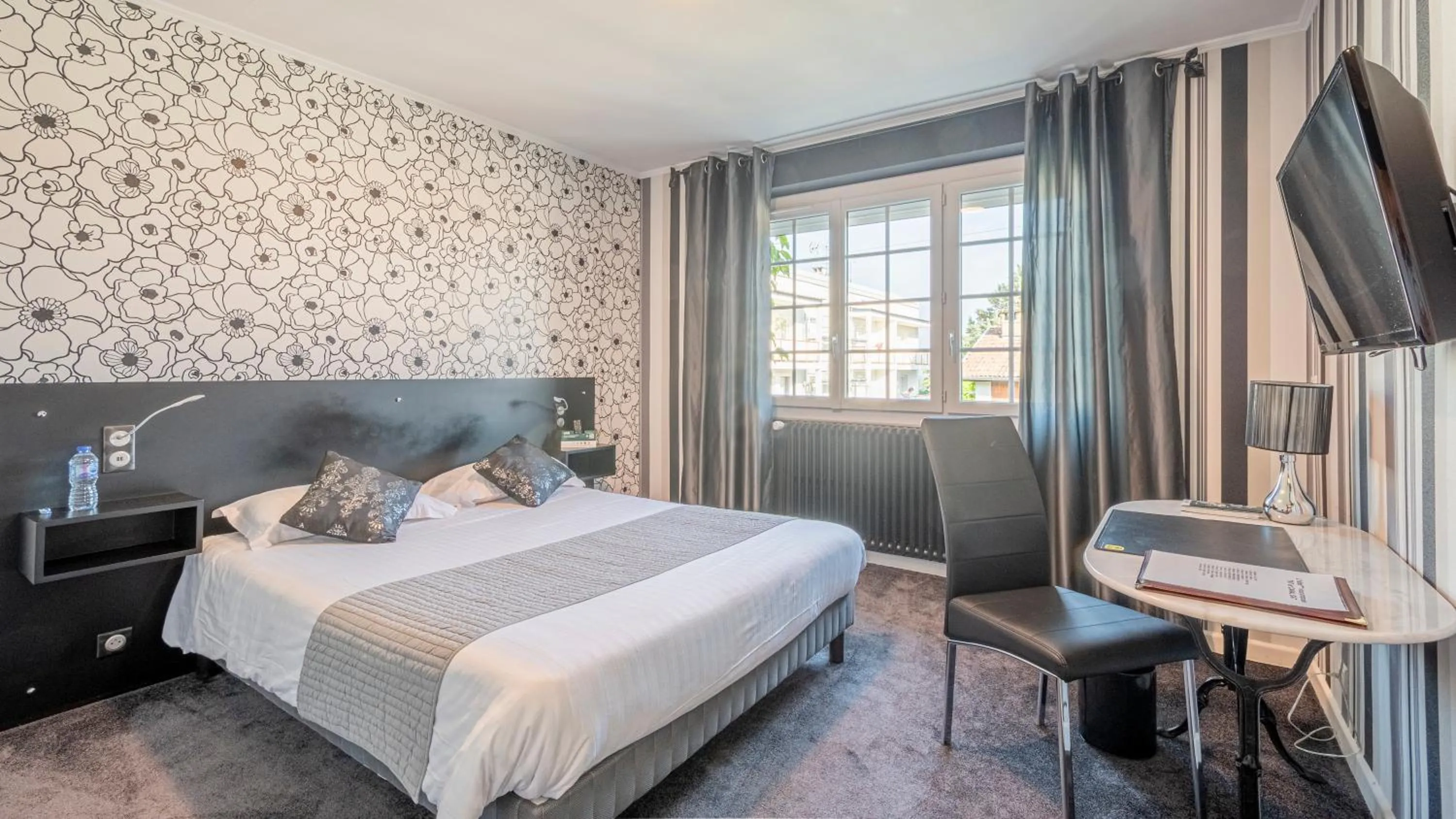 Bed in Logis La Thomasse