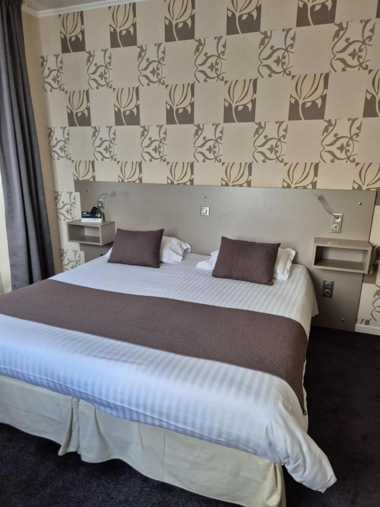 Bed in Logis La Thomasse