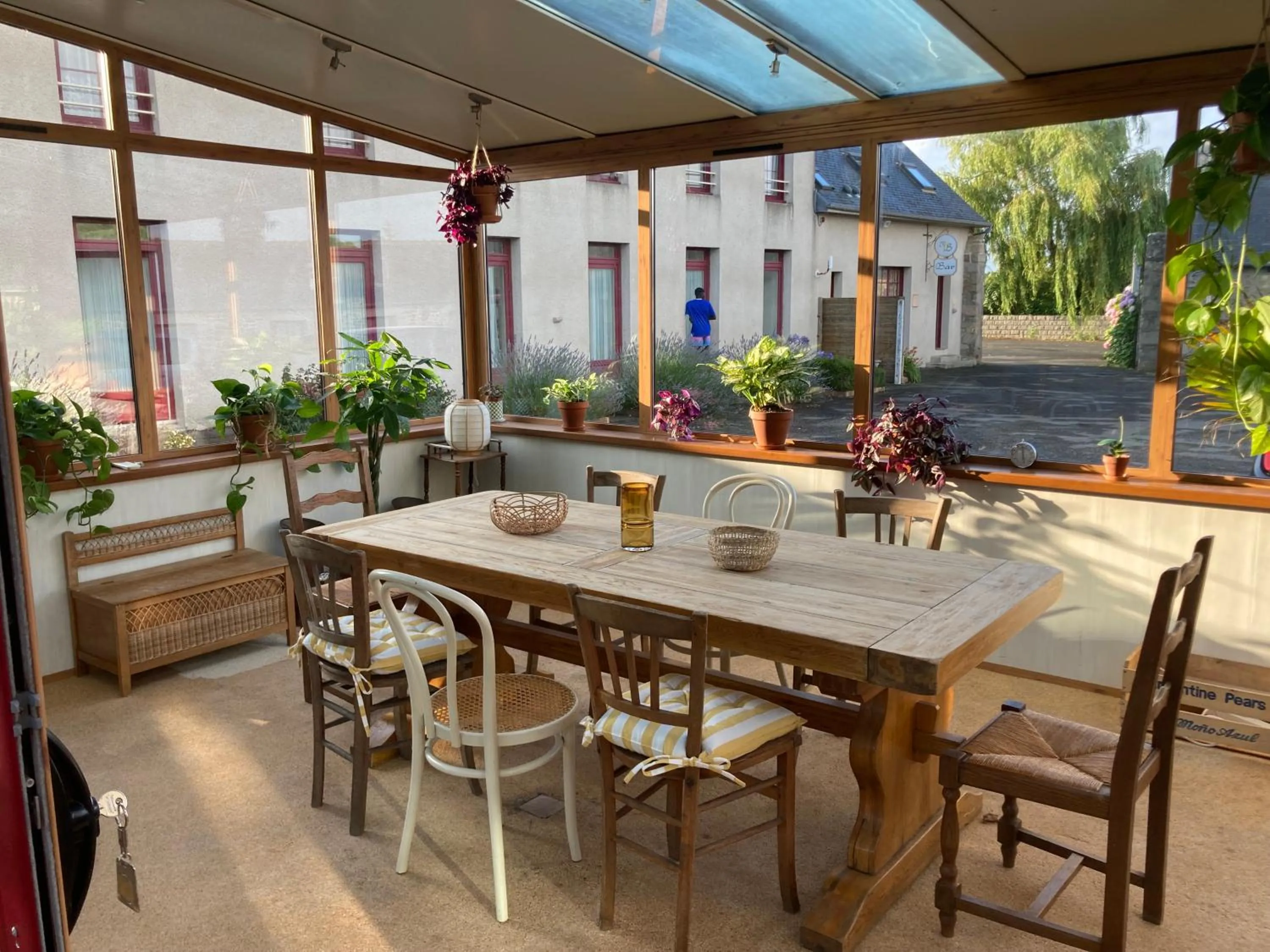 Coffee/tea facilities in Hôtel Les Voisins Beaucemaine