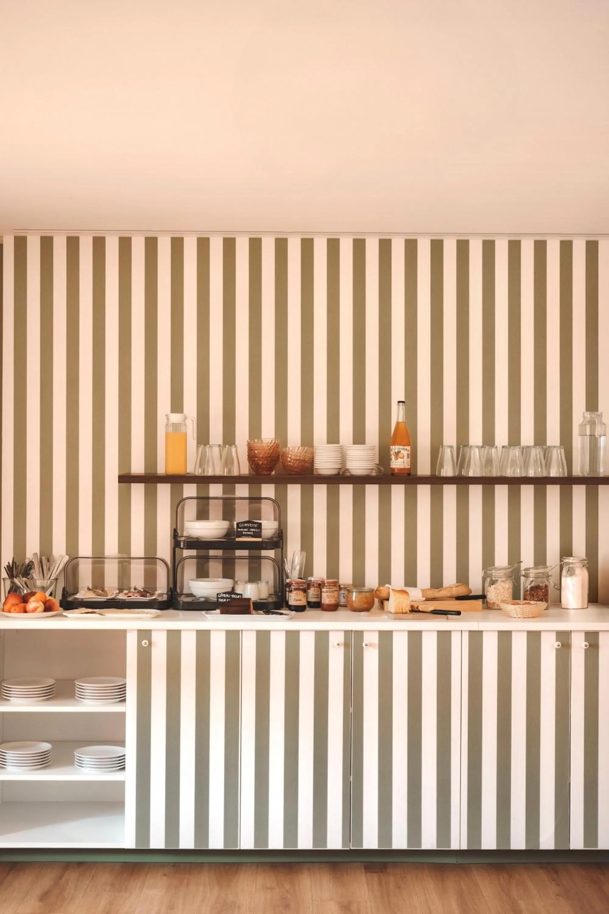 Food and drinks in Hôtel Les Voisins Beaucemaine