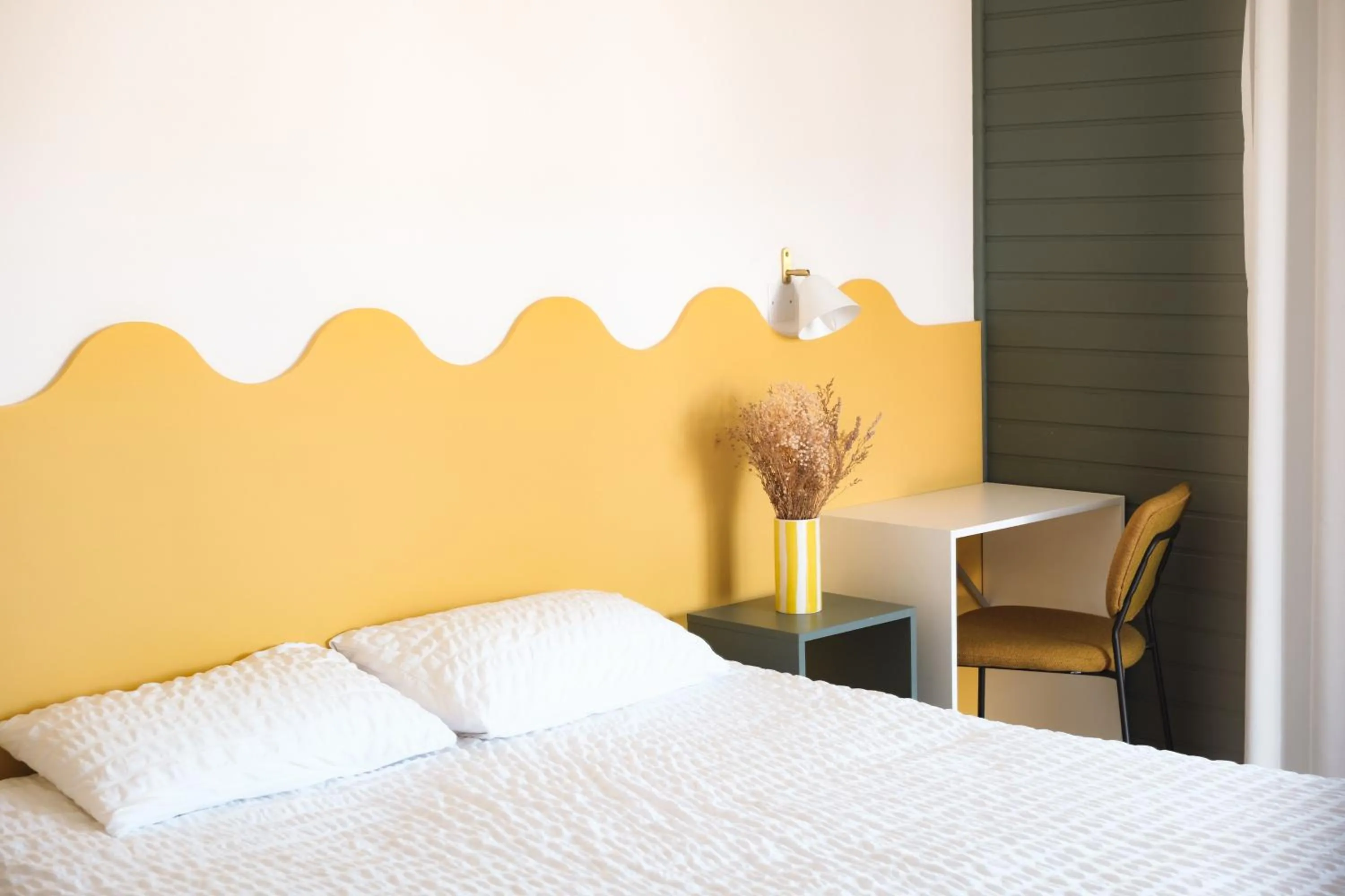 Bed in Hôtel Les Voisins Beaucemaine