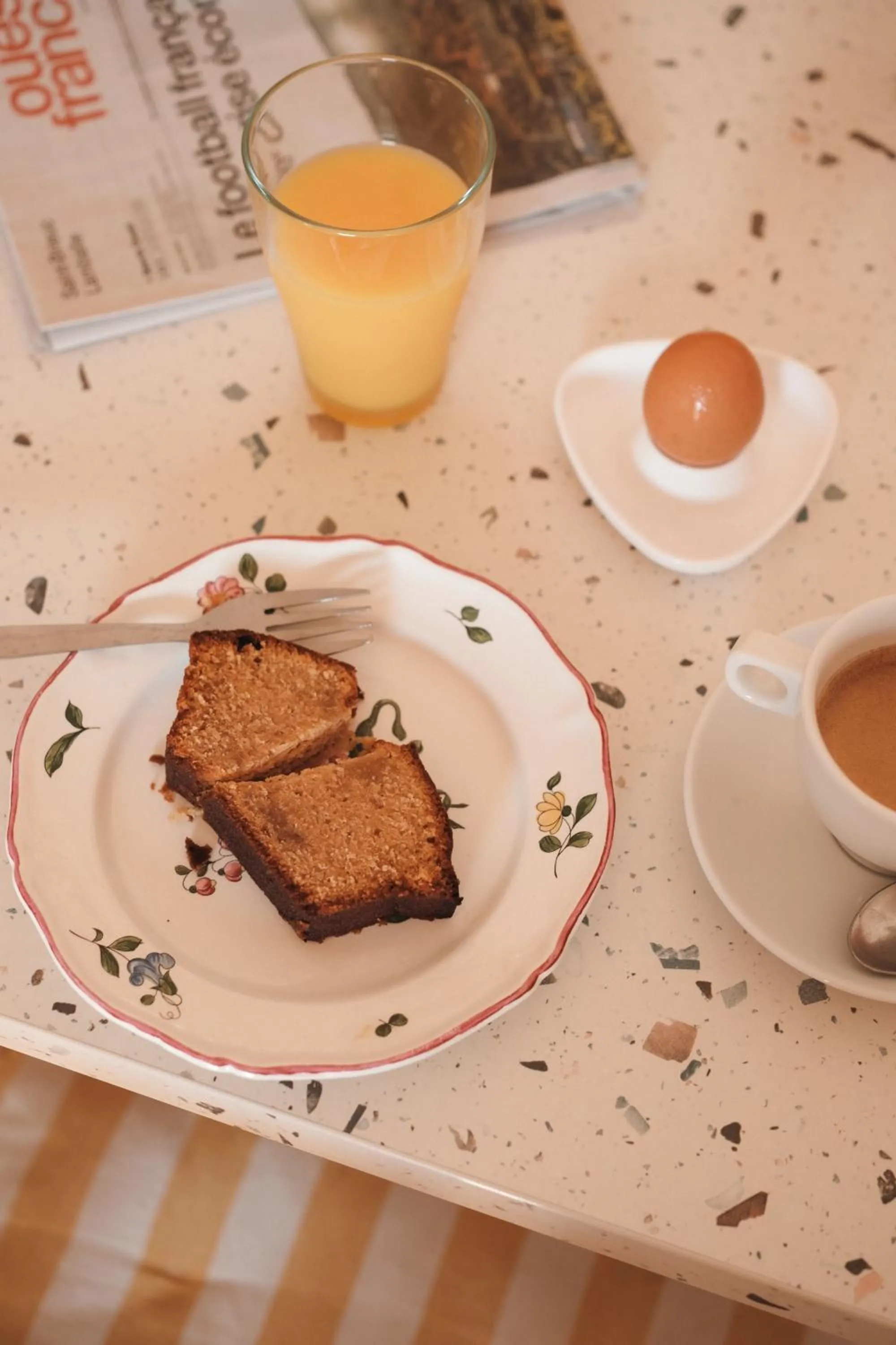Food and drinks in Hôtel Les Voisins Beaucemaine