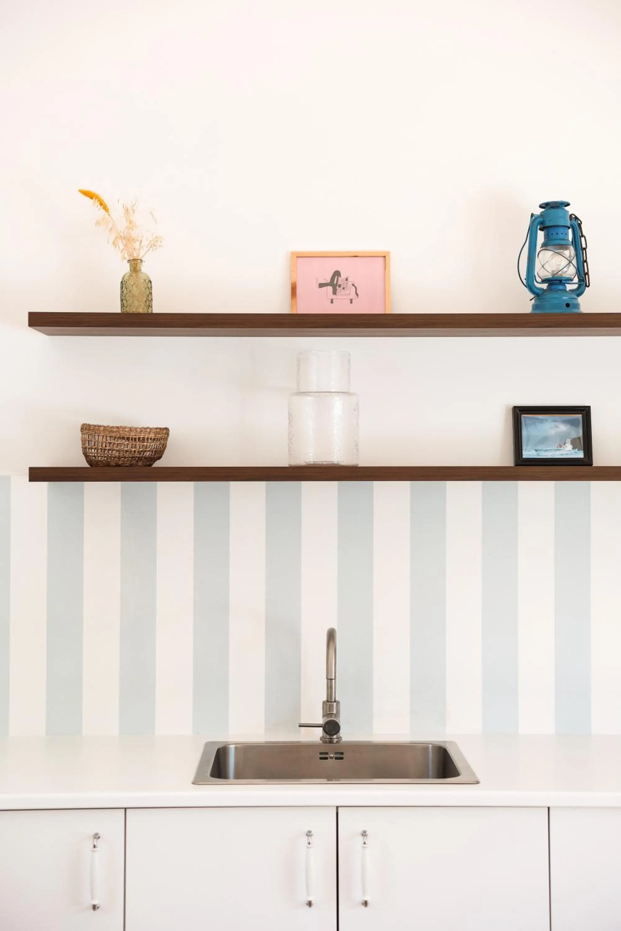 Kitchen or kitchenette in Hôtel Les Voisins Beaucemaine