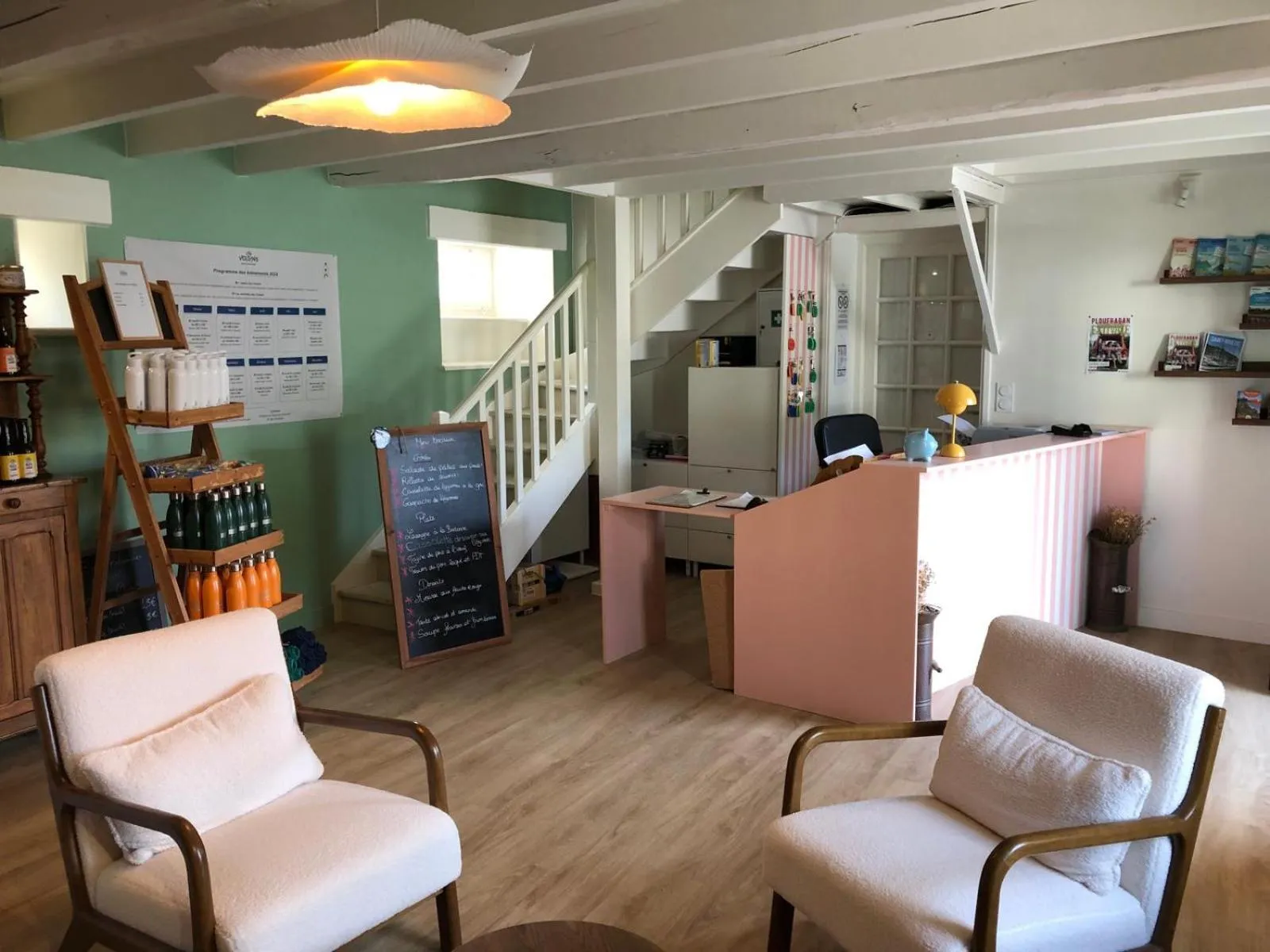 Lobby or reception in Hôtel Les Voisins Beaucemaine