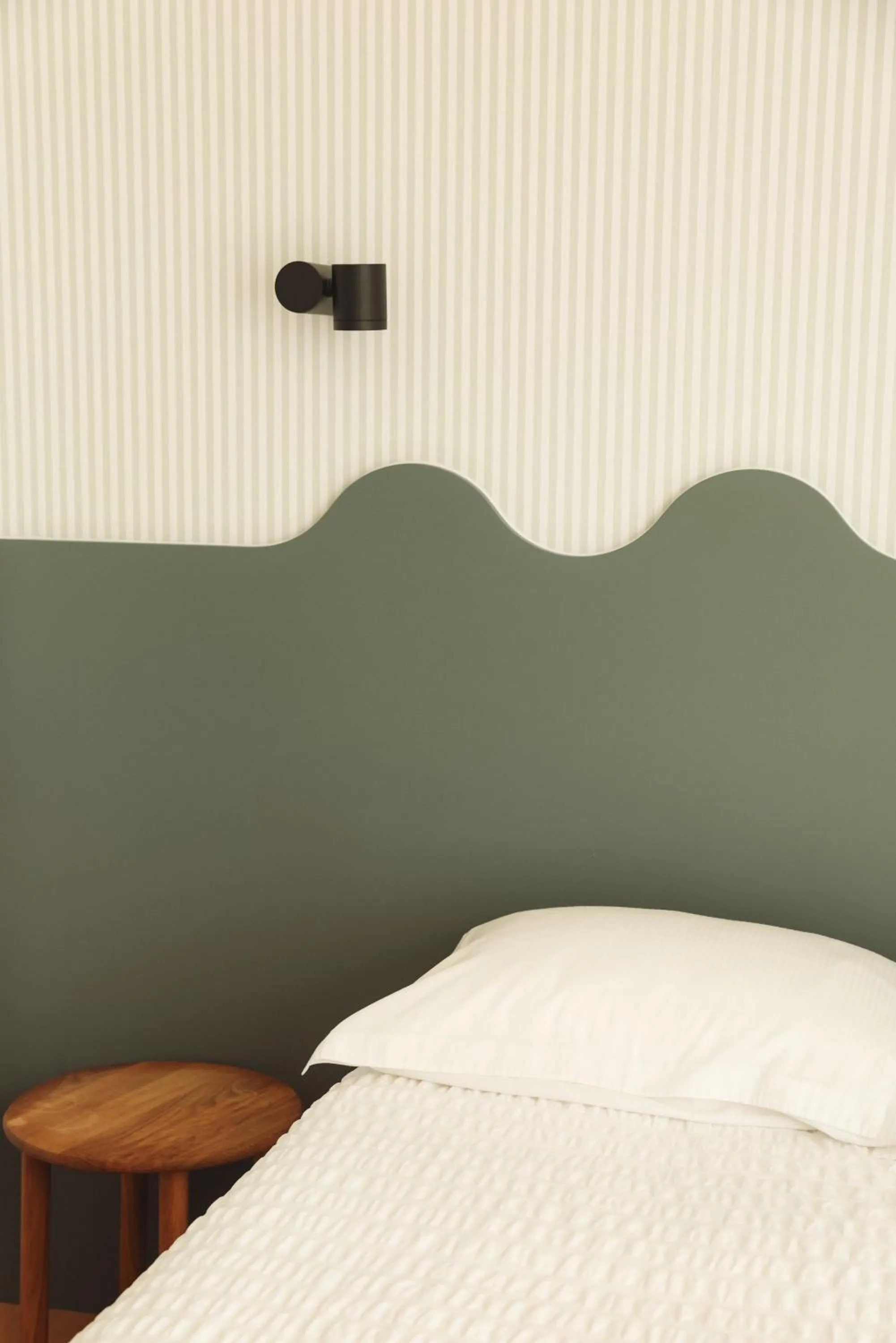 Bed in Hôtel Les Voisins Beaucemaine