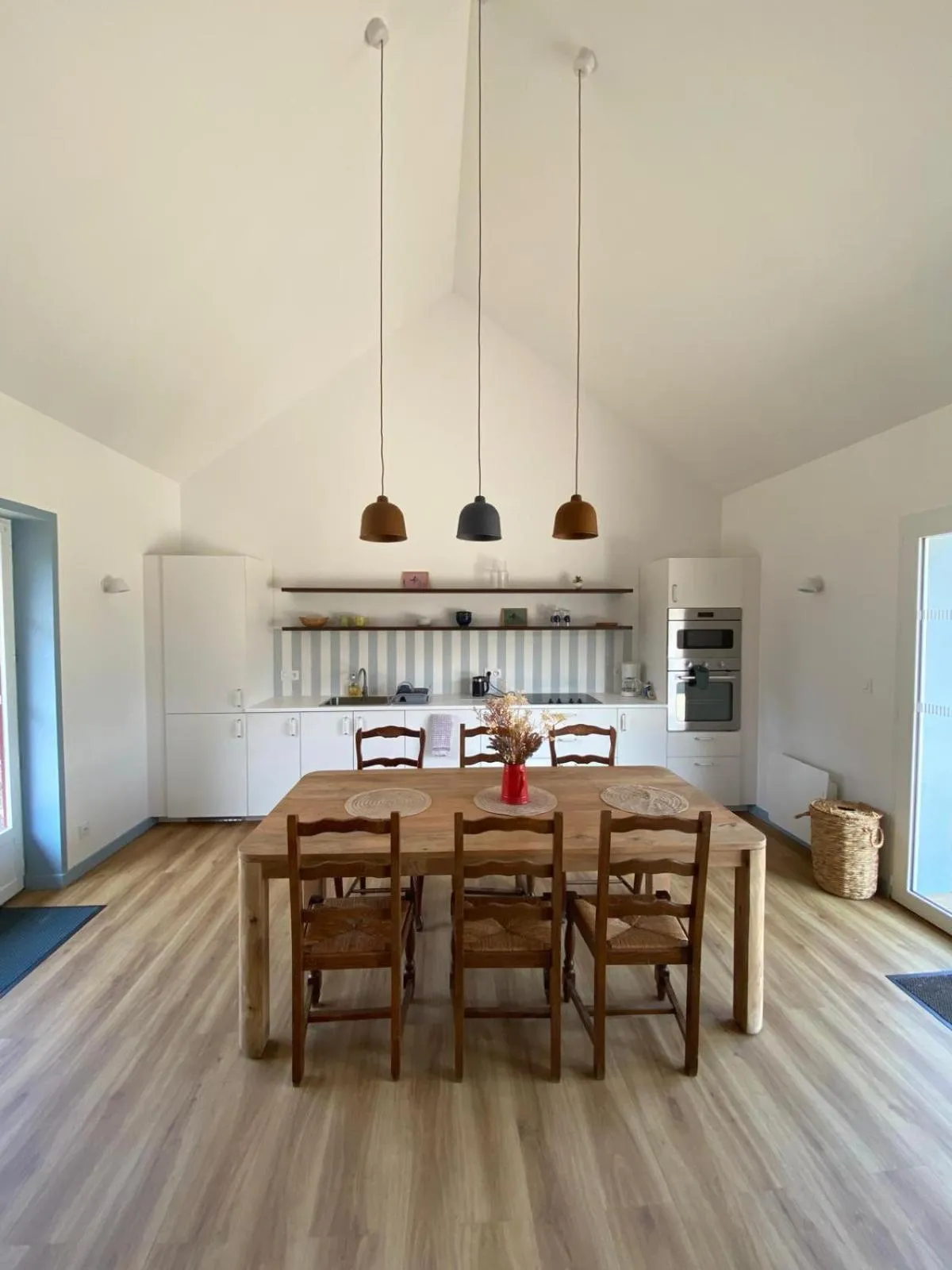 Communal kitchen in Hôtel Les Voisins Beaucemaine