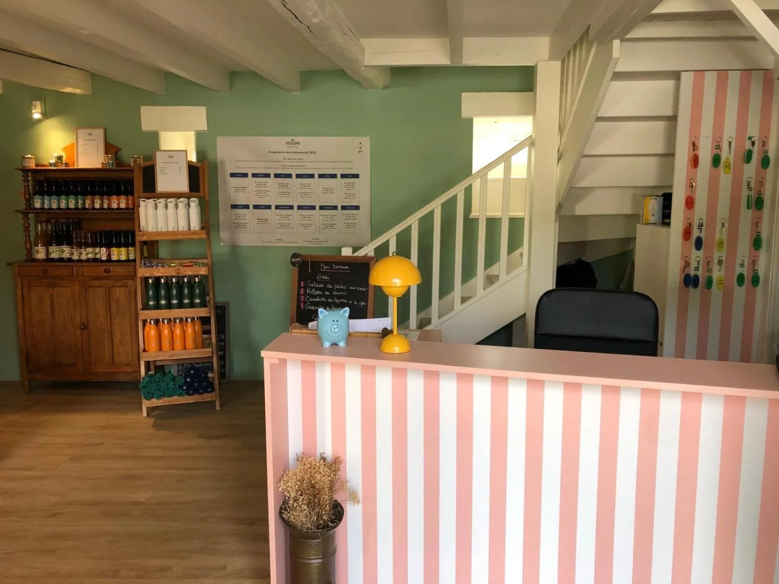 Lobby or reception in Hôtel Les Voisins Beaucemaine