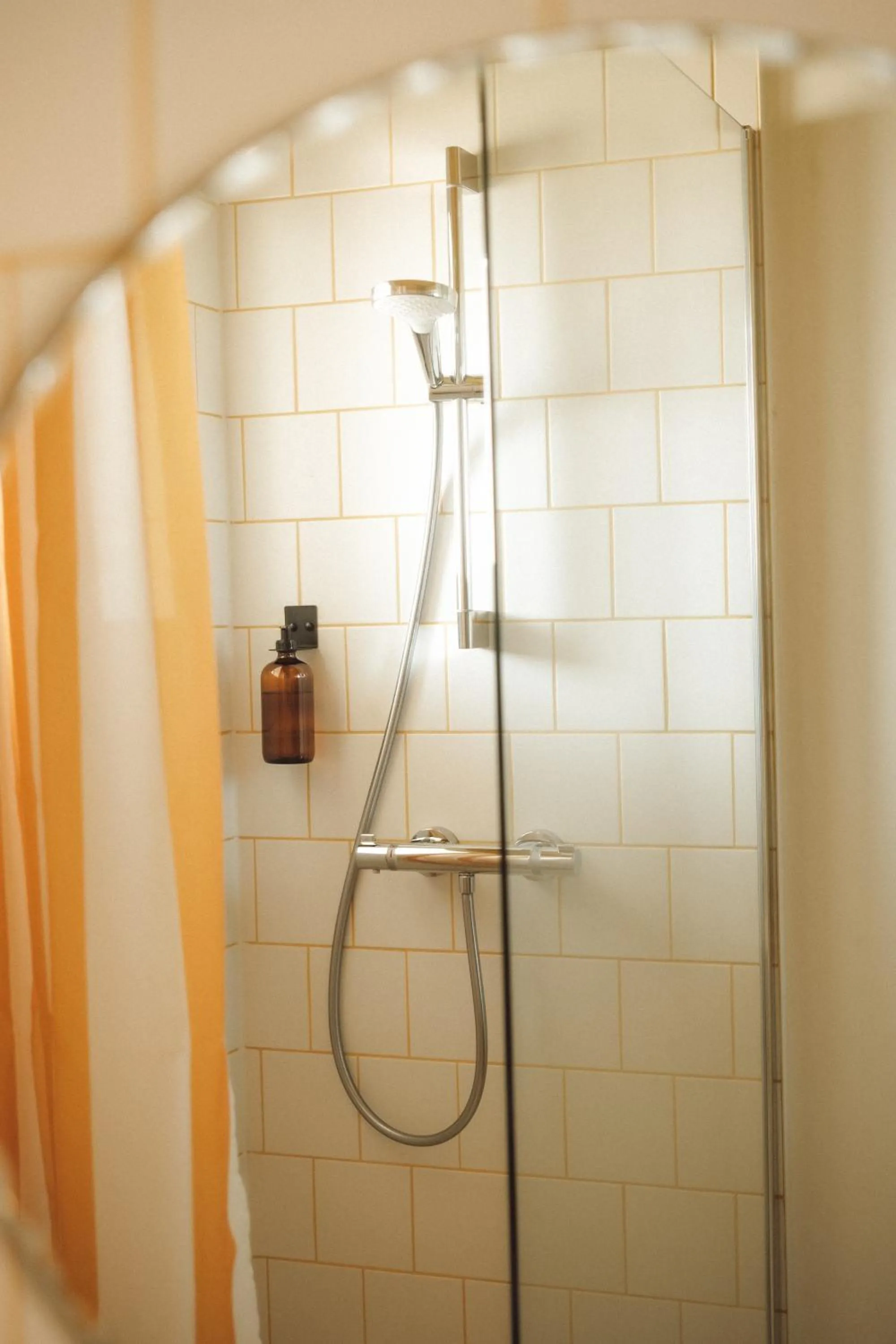 Shower in Hôtel Les Voisins Beaucemaine