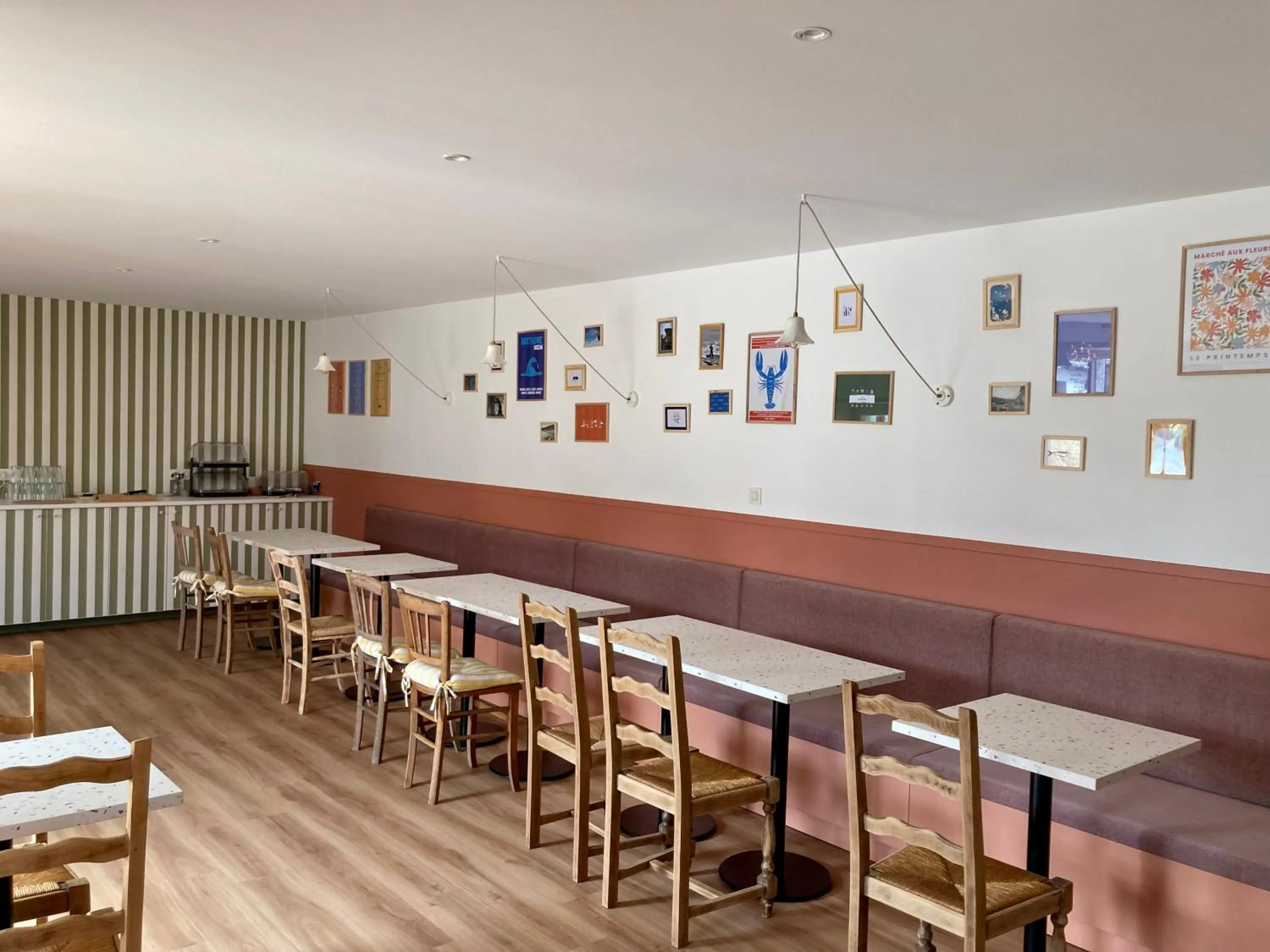 Restaurant/places to eat in Hôtel Les Voisins Beaucemaine