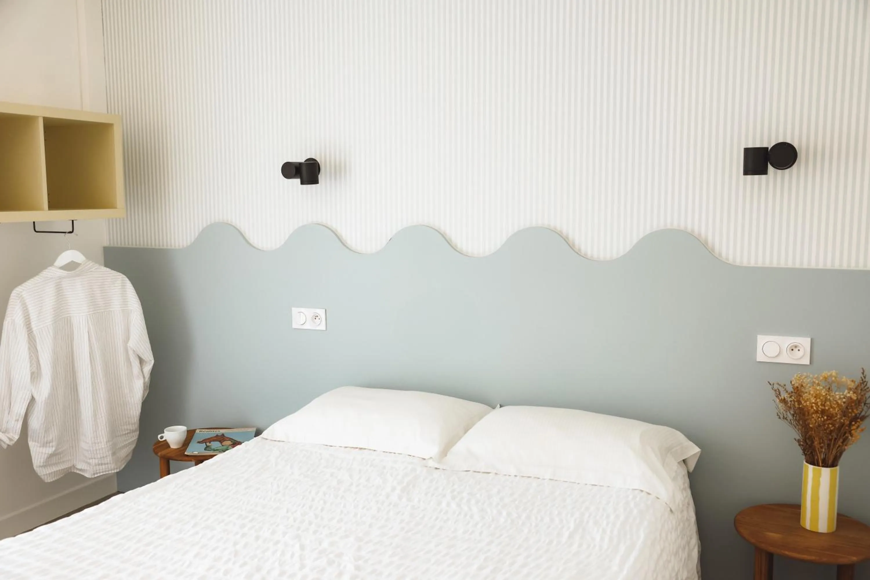 Bed in Hôtel Les Voisins Beaucemaine