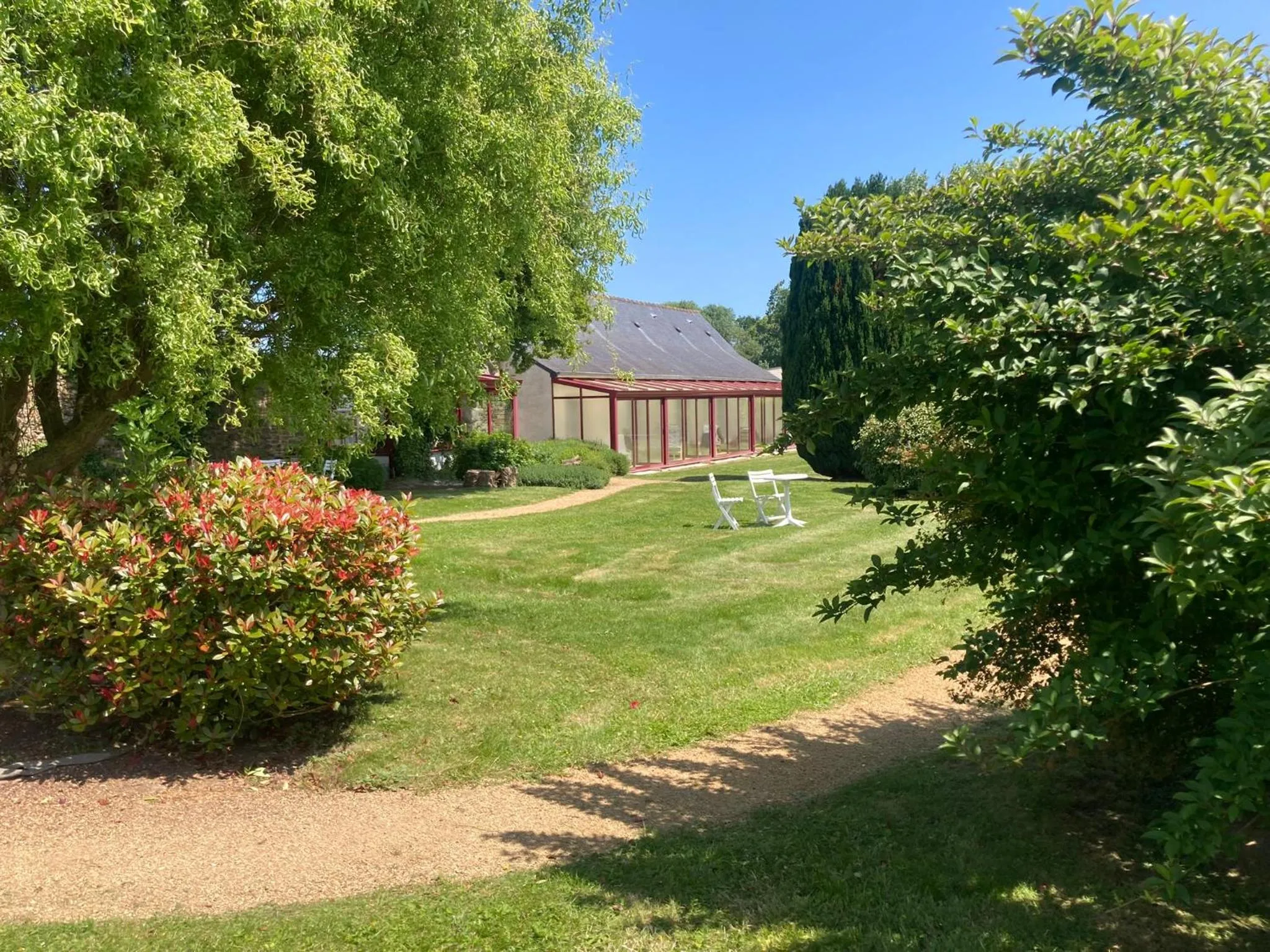 Garden in Hôtel Les Voisins Beaucemaine