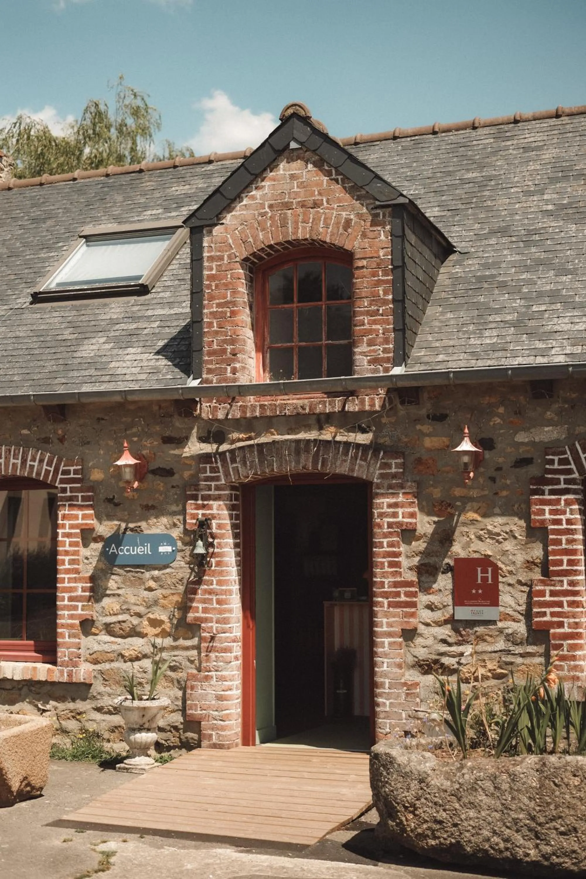 Property building in Hôtel Les Voisins Beaucemaine