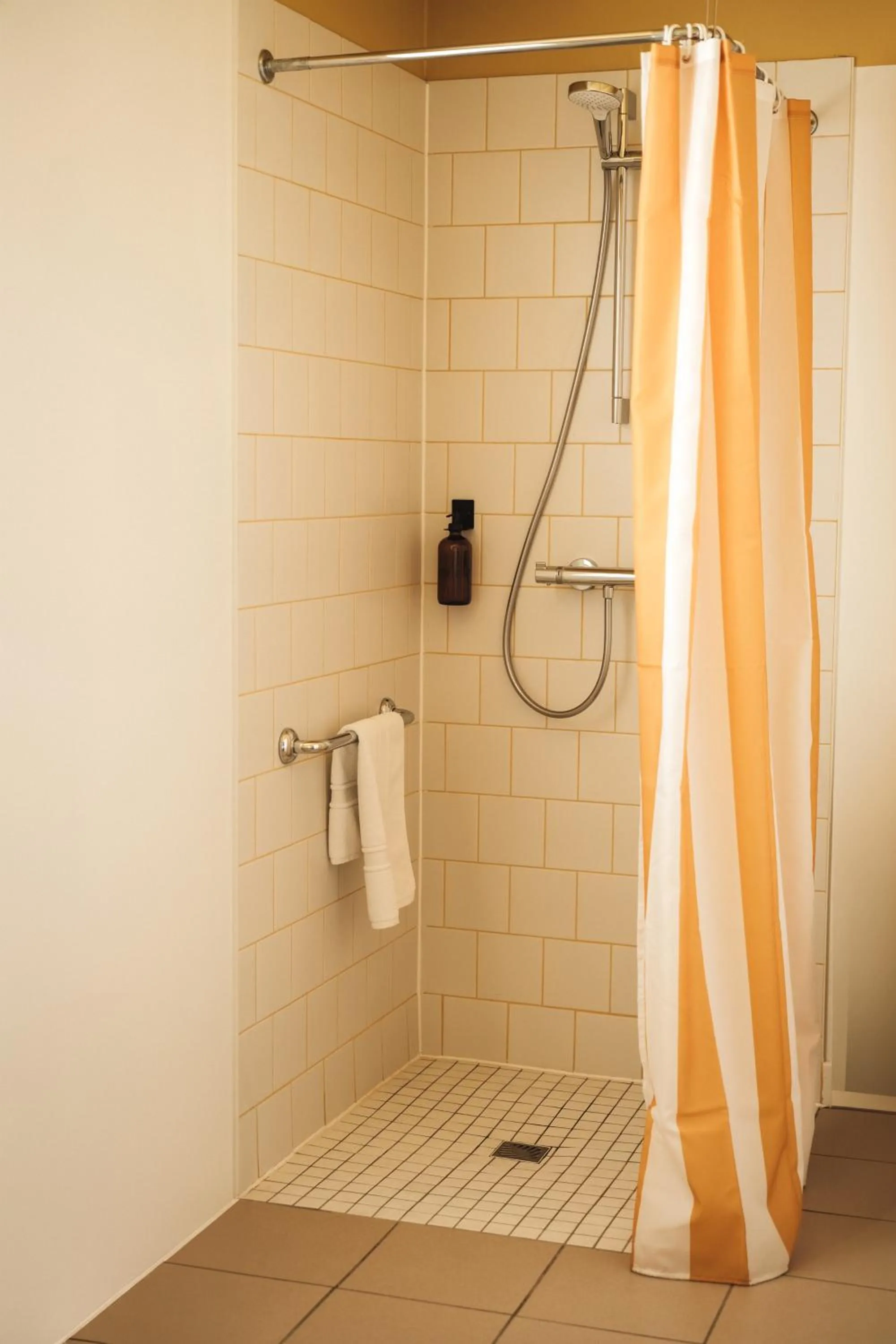 Shower in Hôtel Les Voisins Beaucemaine