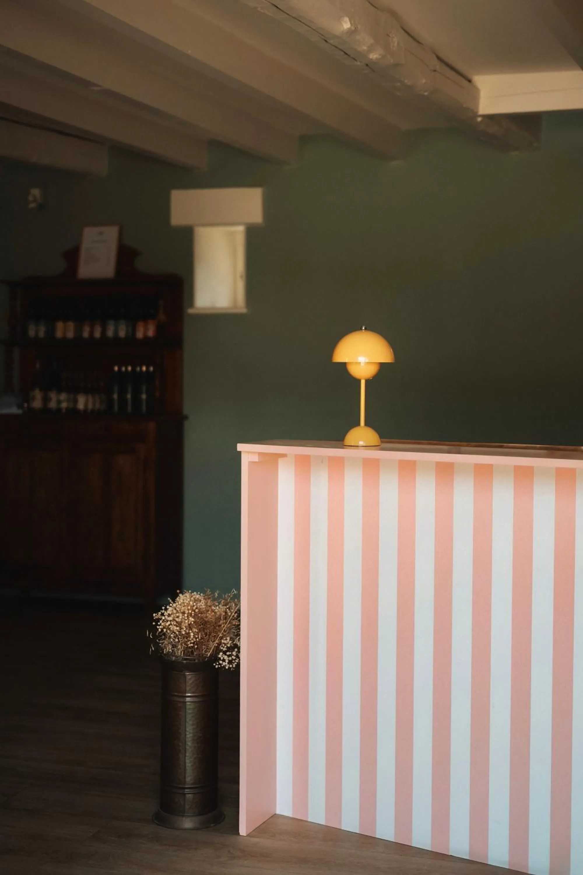 Lobby or reception in Hôtel Les Voisins Beaucemaine