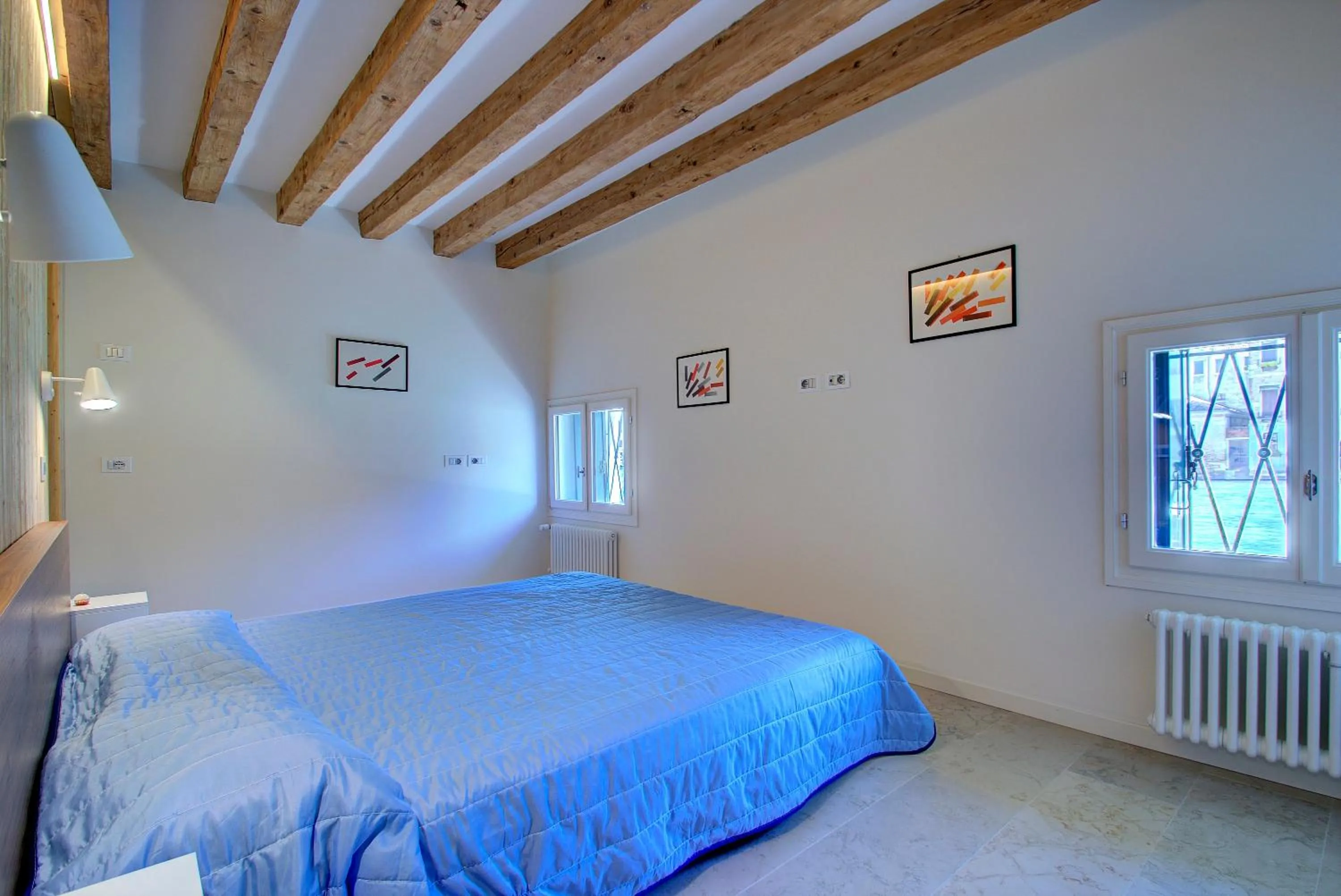 Bed in GrandCanal-Red