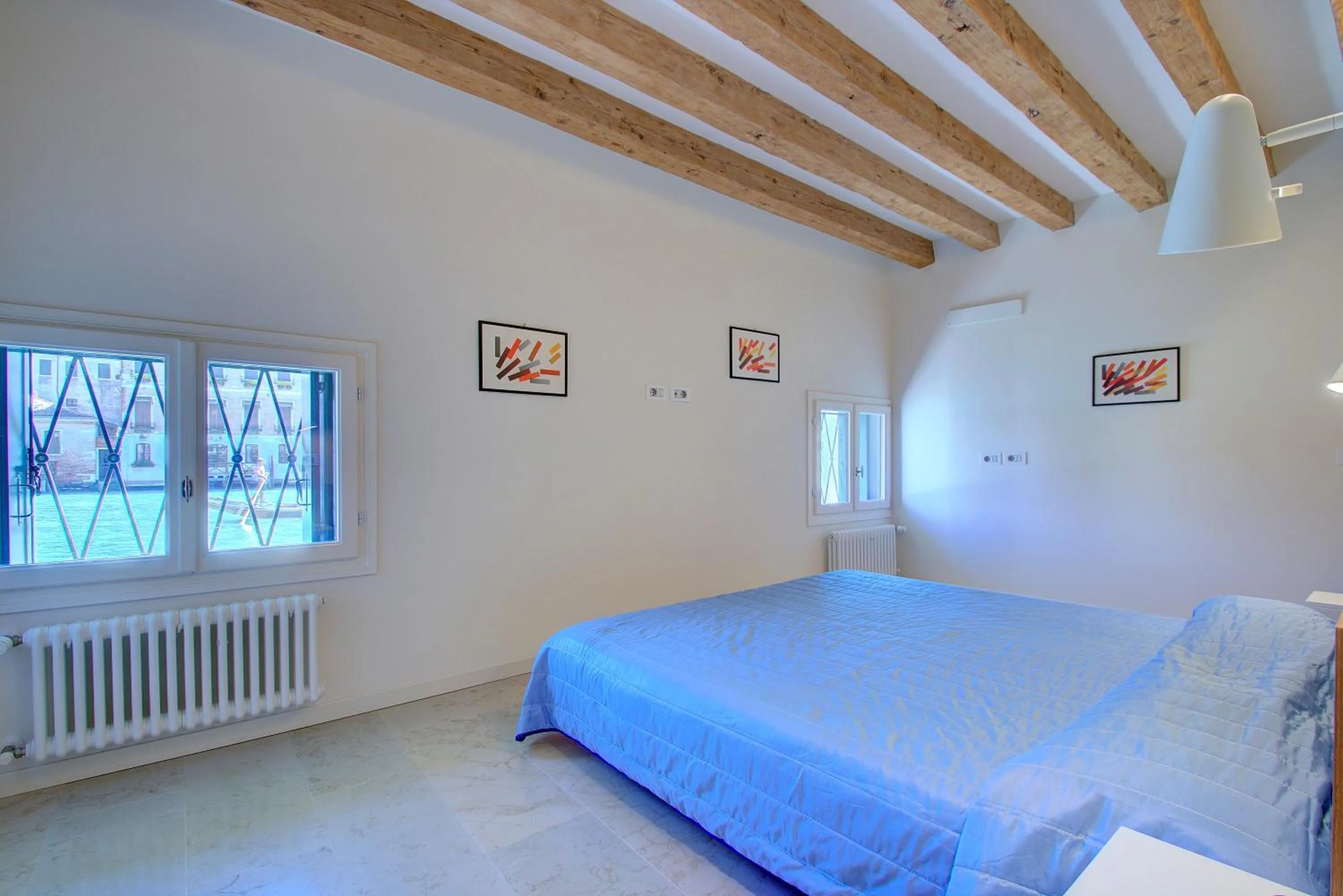Bed in GrandCanal-Red