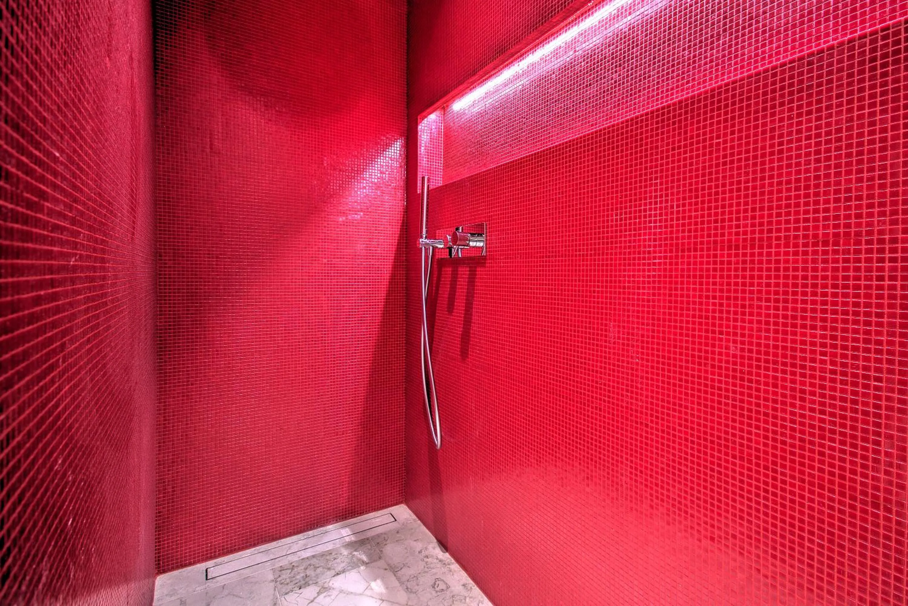Shower in GrandCanal-Red