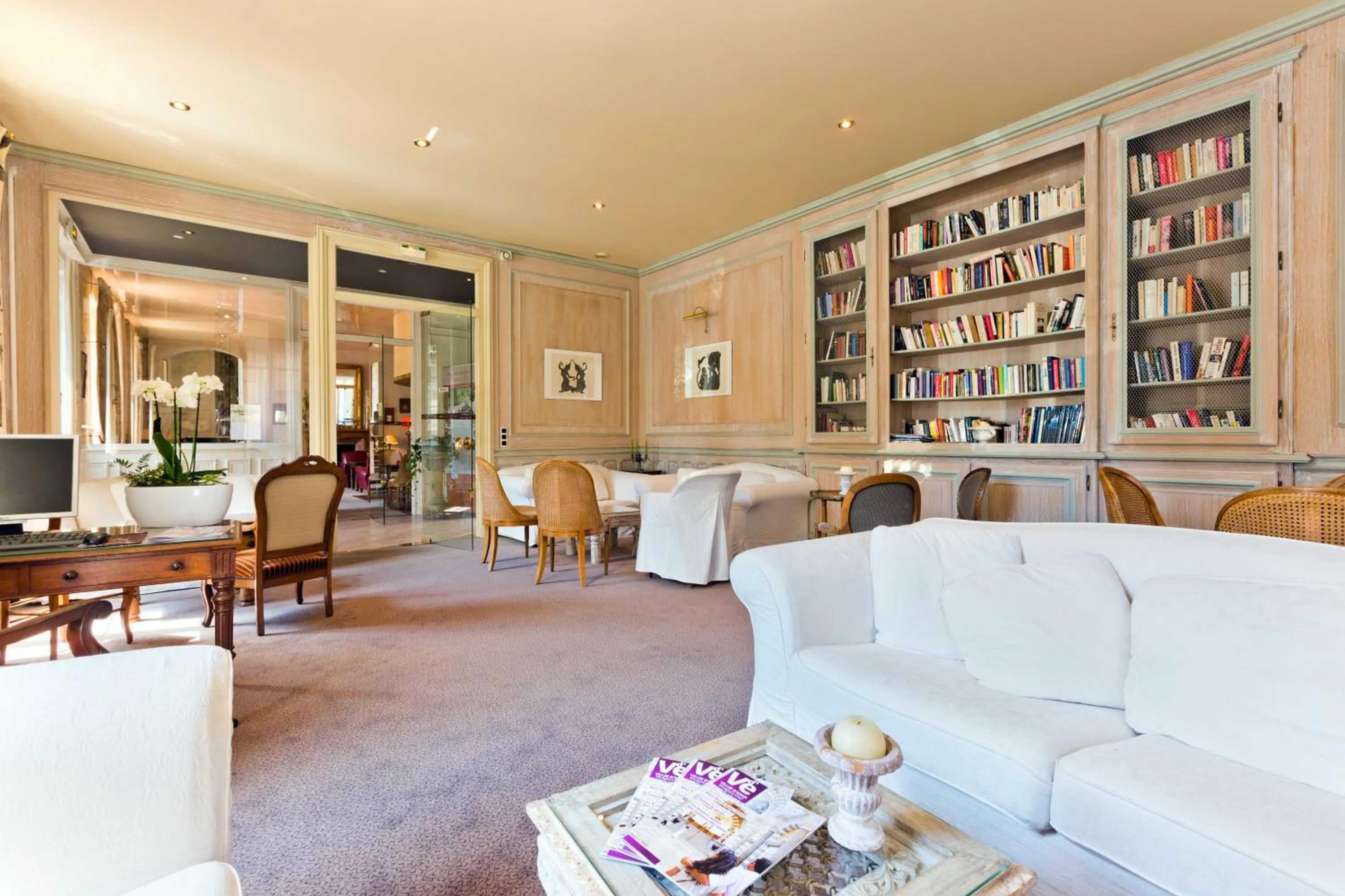 Library in Grand Hôtel Montespan Talleyrand