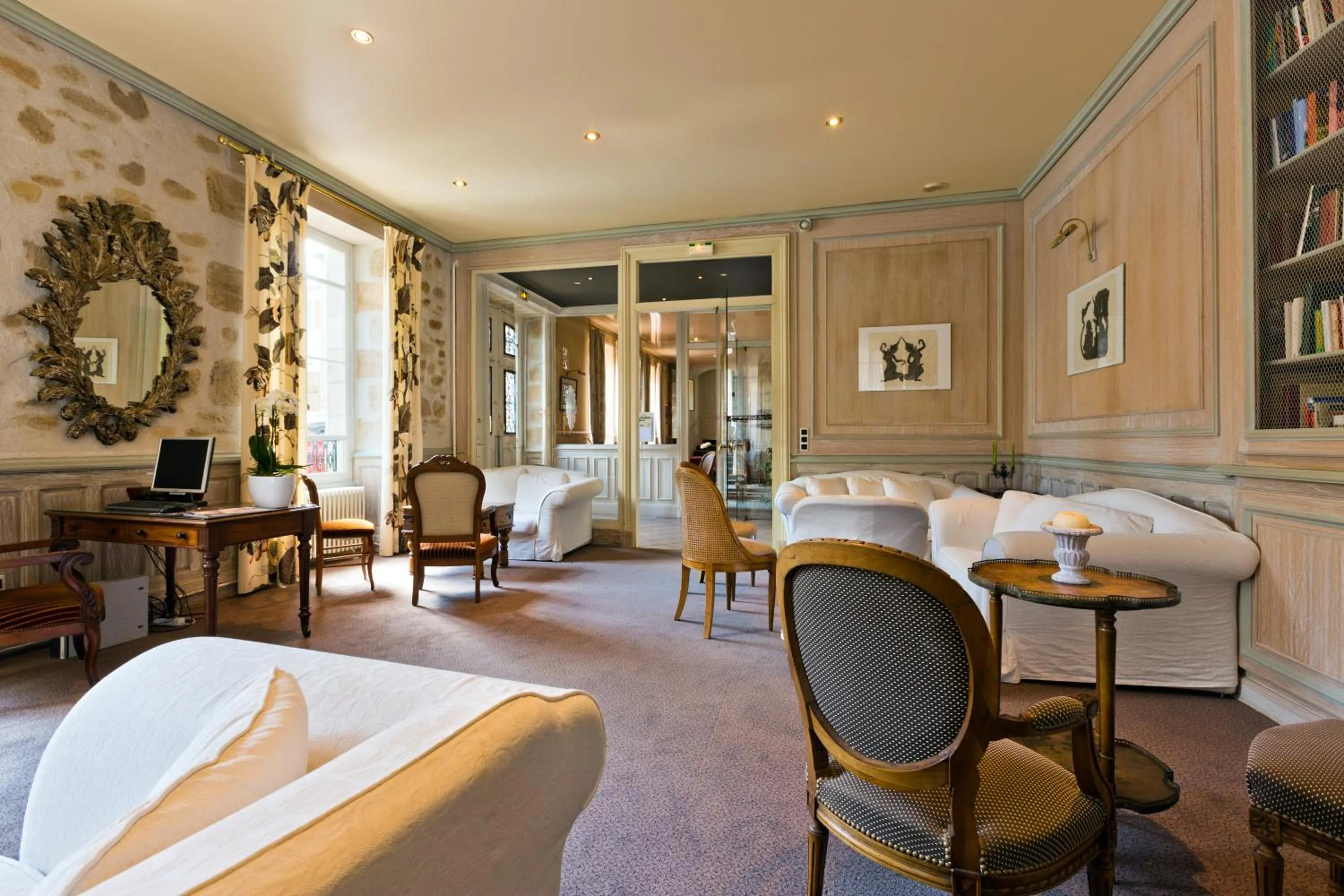 Library in Grand Hôtel Montespan Talleyrand