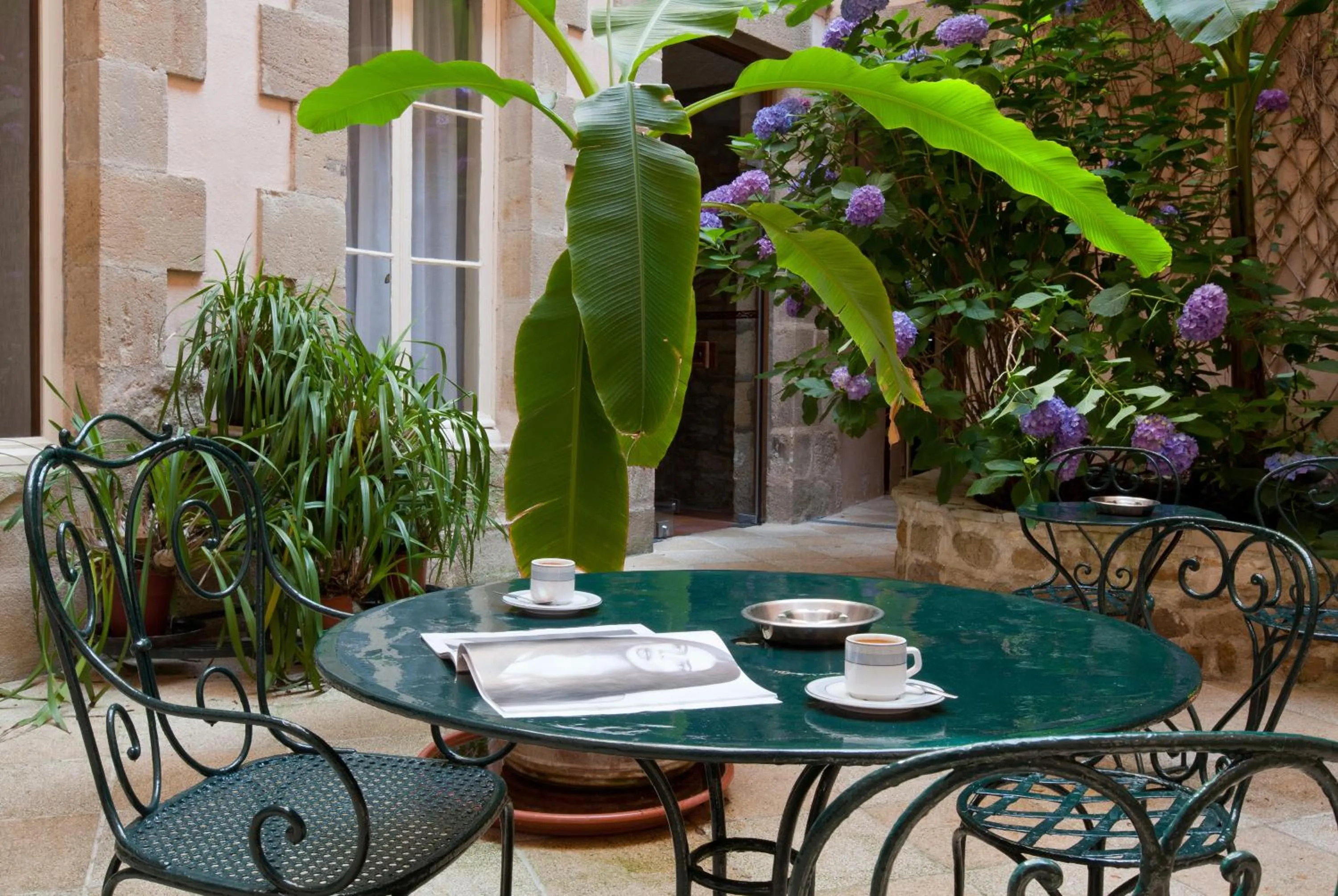 Patio in Grand Hôtel Montespan Talleyrand