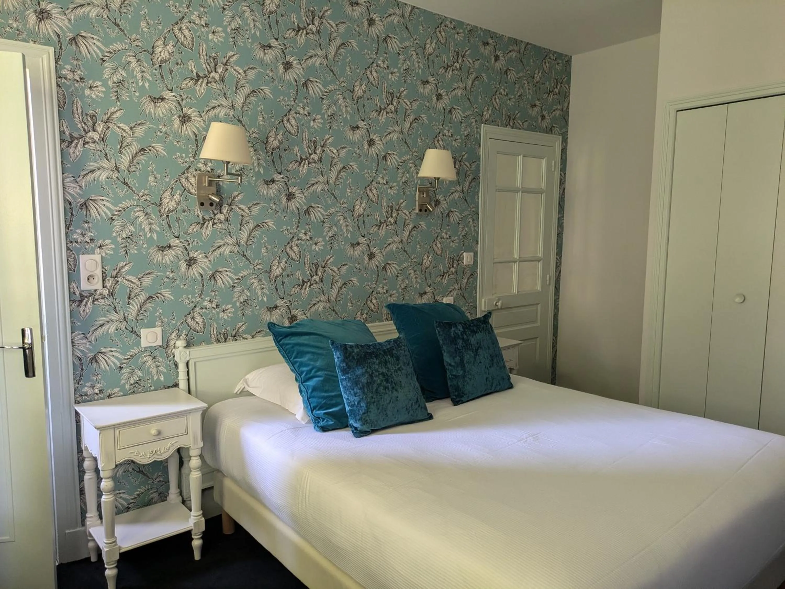 Bed in Grand Hôtel Montespan Talleyrand