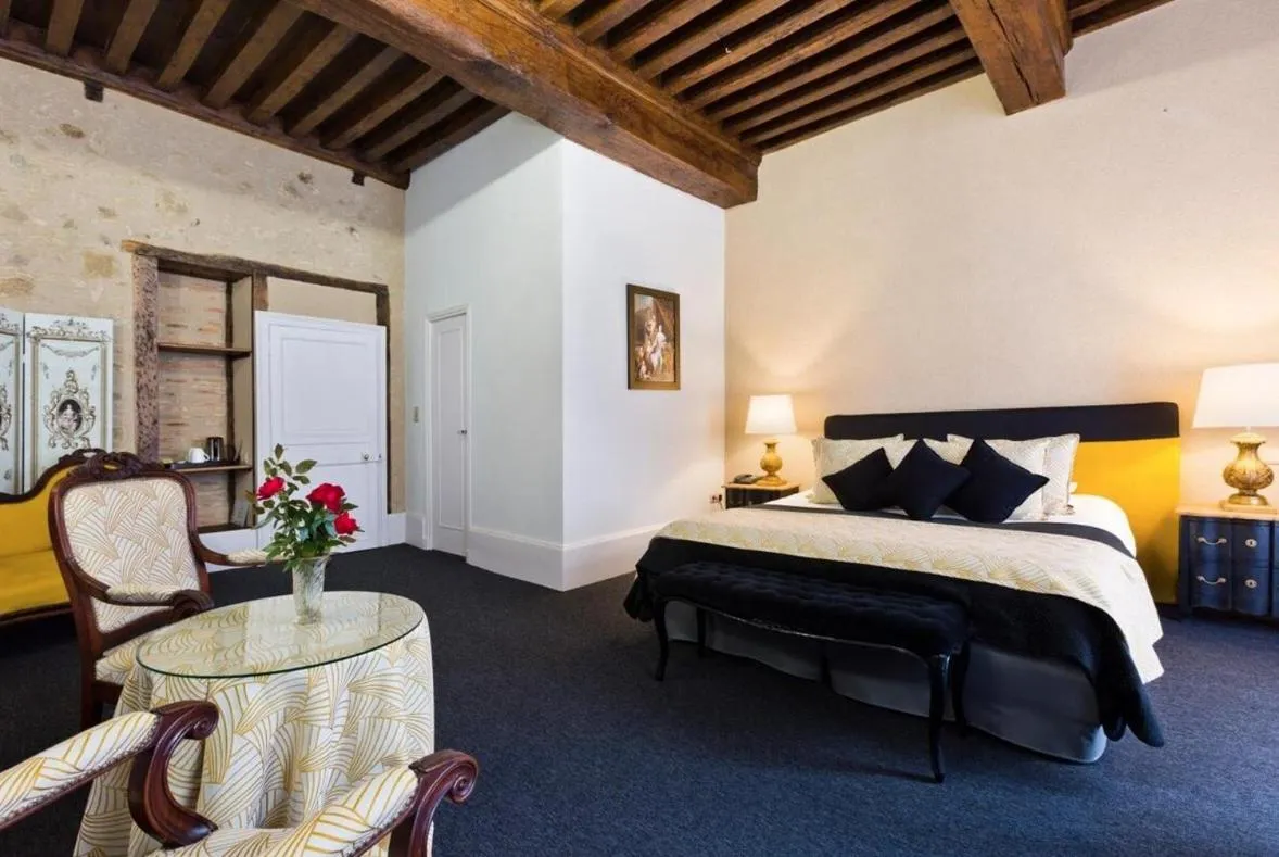 Bed in Grand Hôtel Montespan Talleyrand