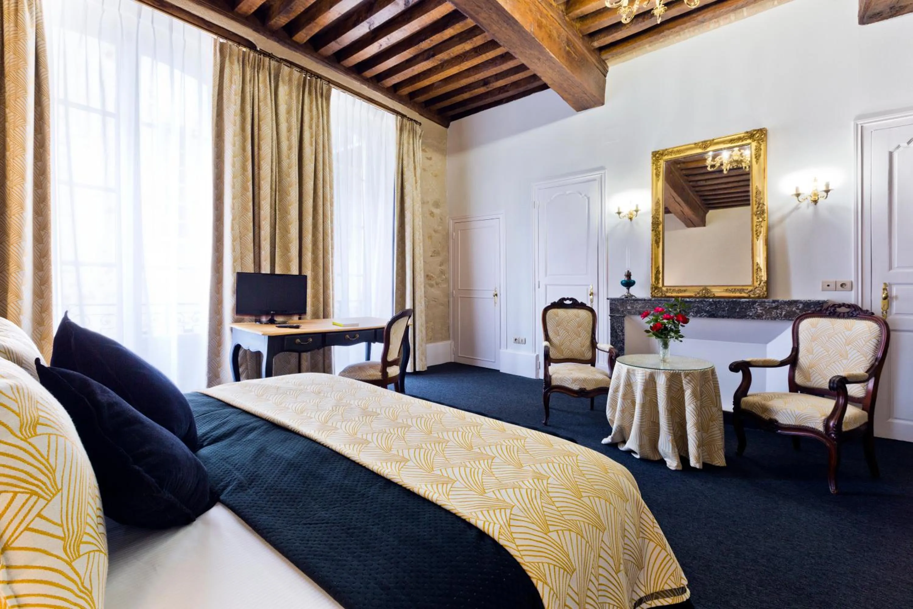 Bed in Grand Hôtel Montespan Talleyrand