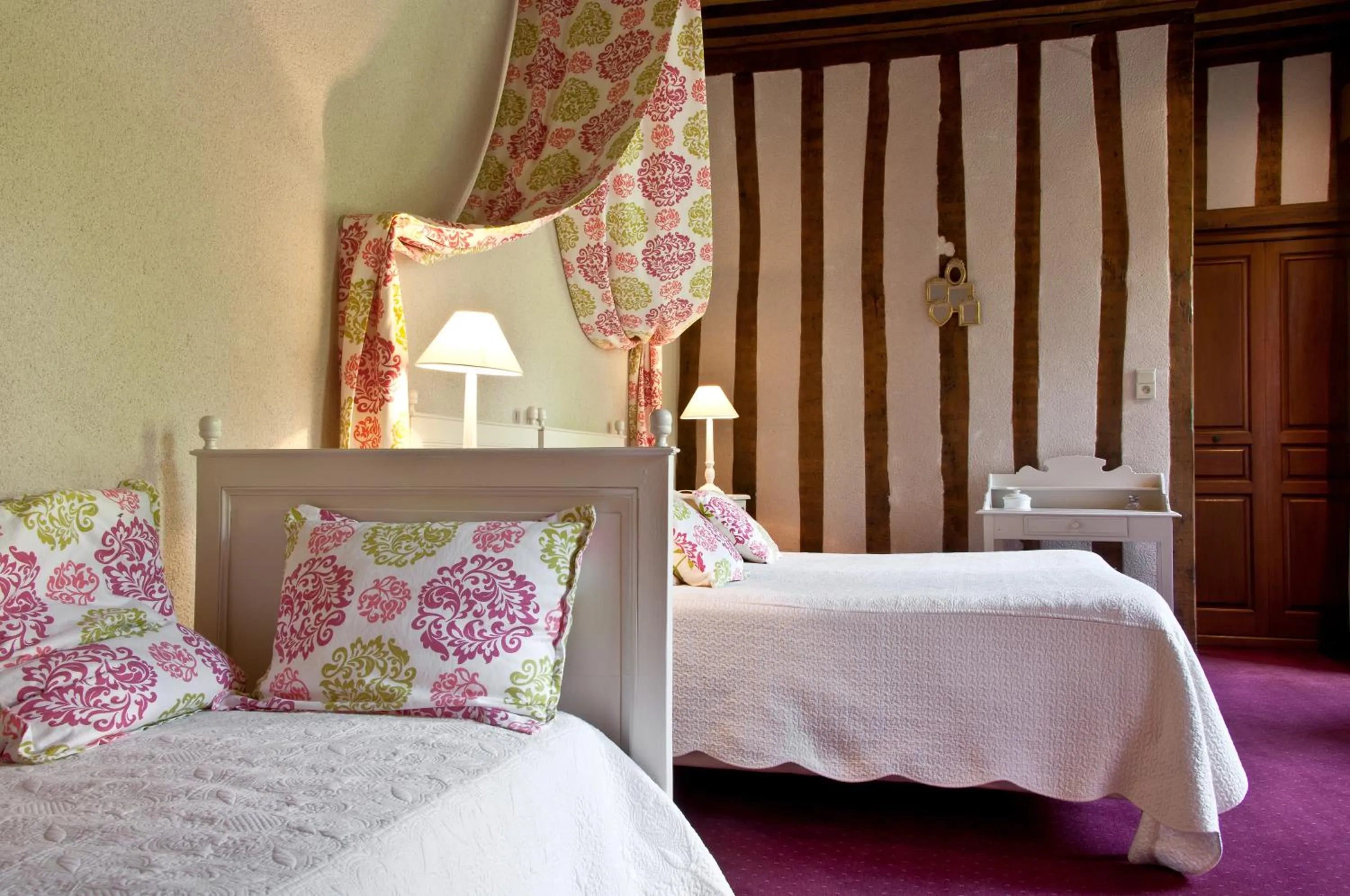 Bed in Grand Hôtel Montespan Talleyrand