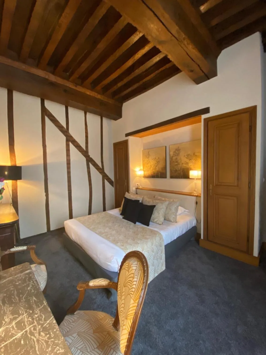 Bed in Grand Hôtel Montespan Talleyrand