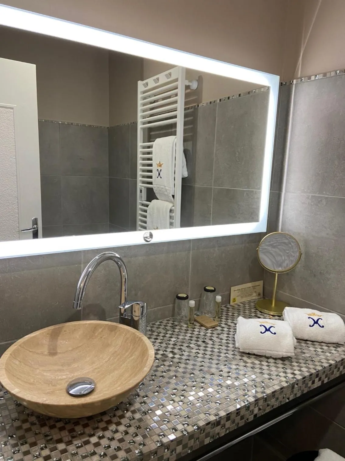 Bathroom in Grand Hôtel Montespan Talleyrand