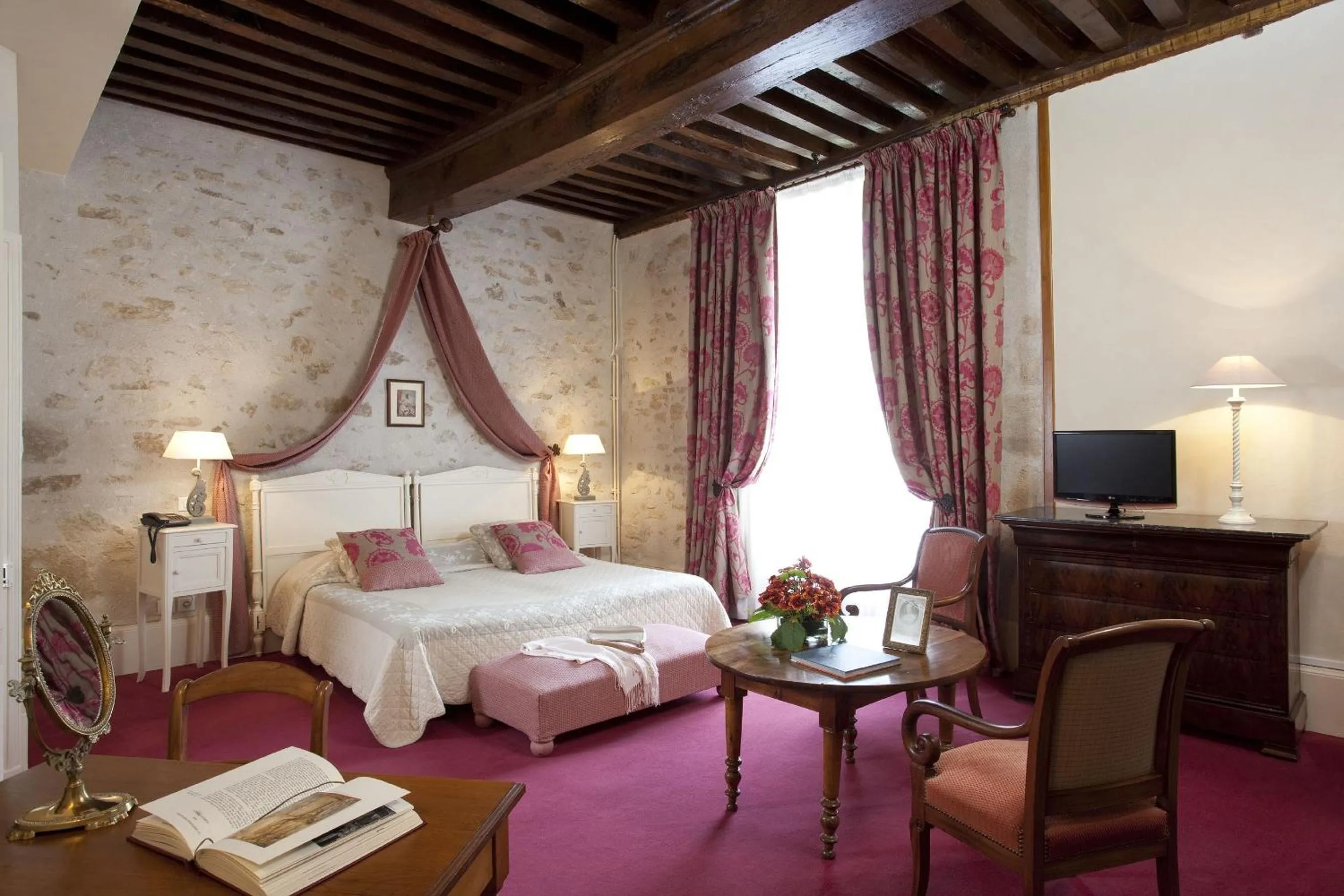 Photo of the whole room, Bed in Grand Hôtel Montespan Talleyrand